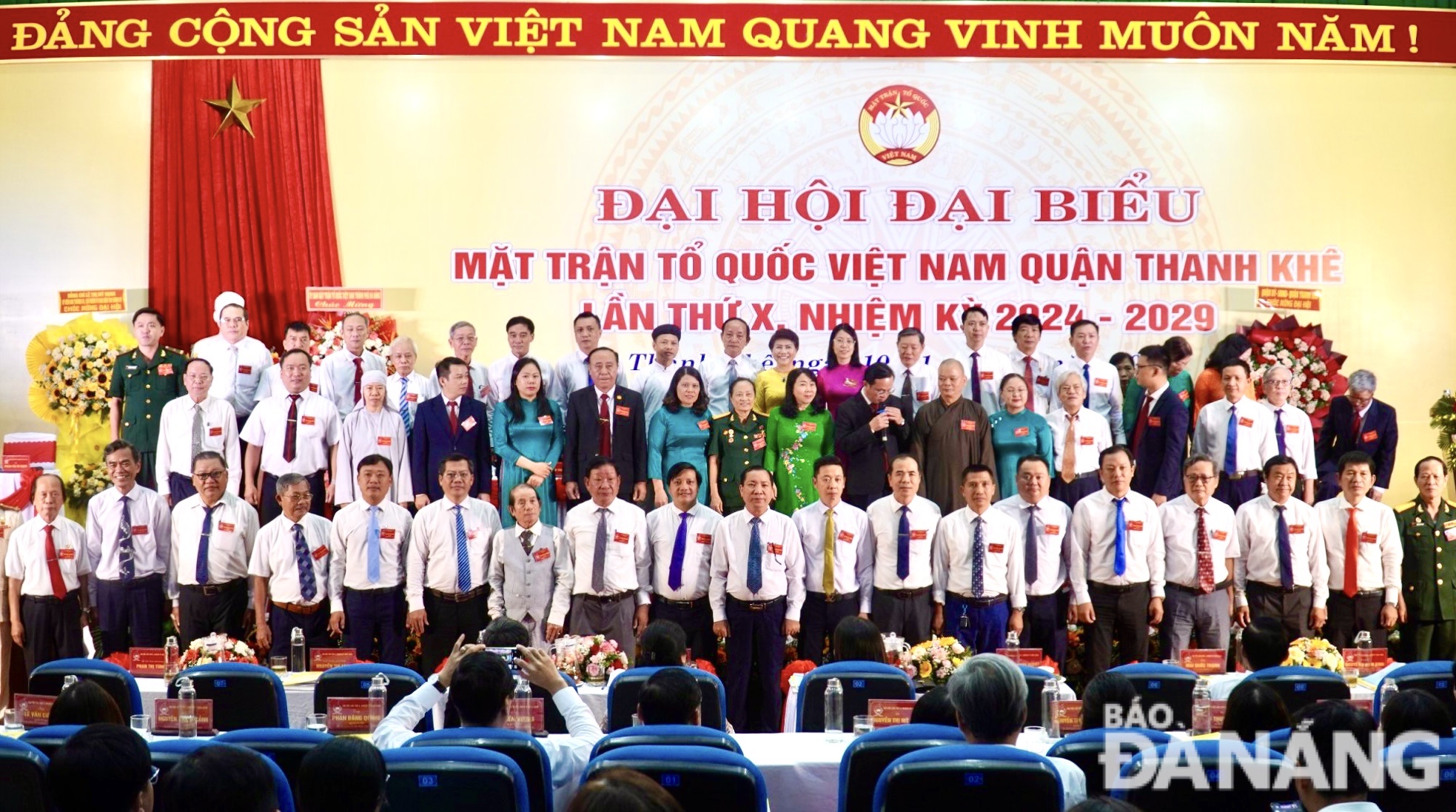Ðại hội đã hiệp thương cử 62 vị vào Ủy ban MTTQ Việt Nam quận Thanh Khê khóa X, nhiệm kỳ 2024-2029. Trong ảnh: Các ủy viên Ủy ban MTTQ Việt Nam quận Thanh Khê khóa X chụp ảnh lưu niệm. Ảnh: N.QUANG