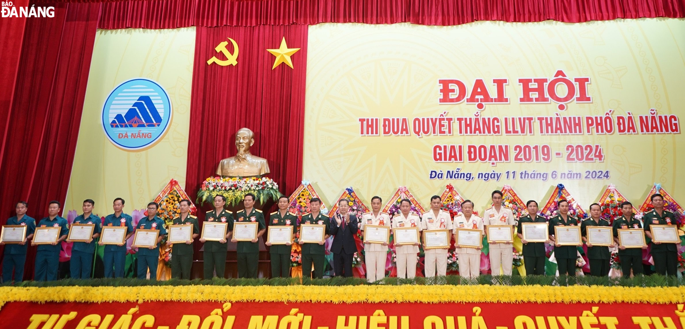 Bí thư Thành ủy Nguyễn Văn Quảng (giữa) trao tặng bằng khen cho các tập thể có thành tích xuất sắc trong phong trào thi đua quyết thắng lực lượng vũ trang thành phố lần thứ VII, giai đoạn 2019-2024. Ảnh: LÊ HÙNG
