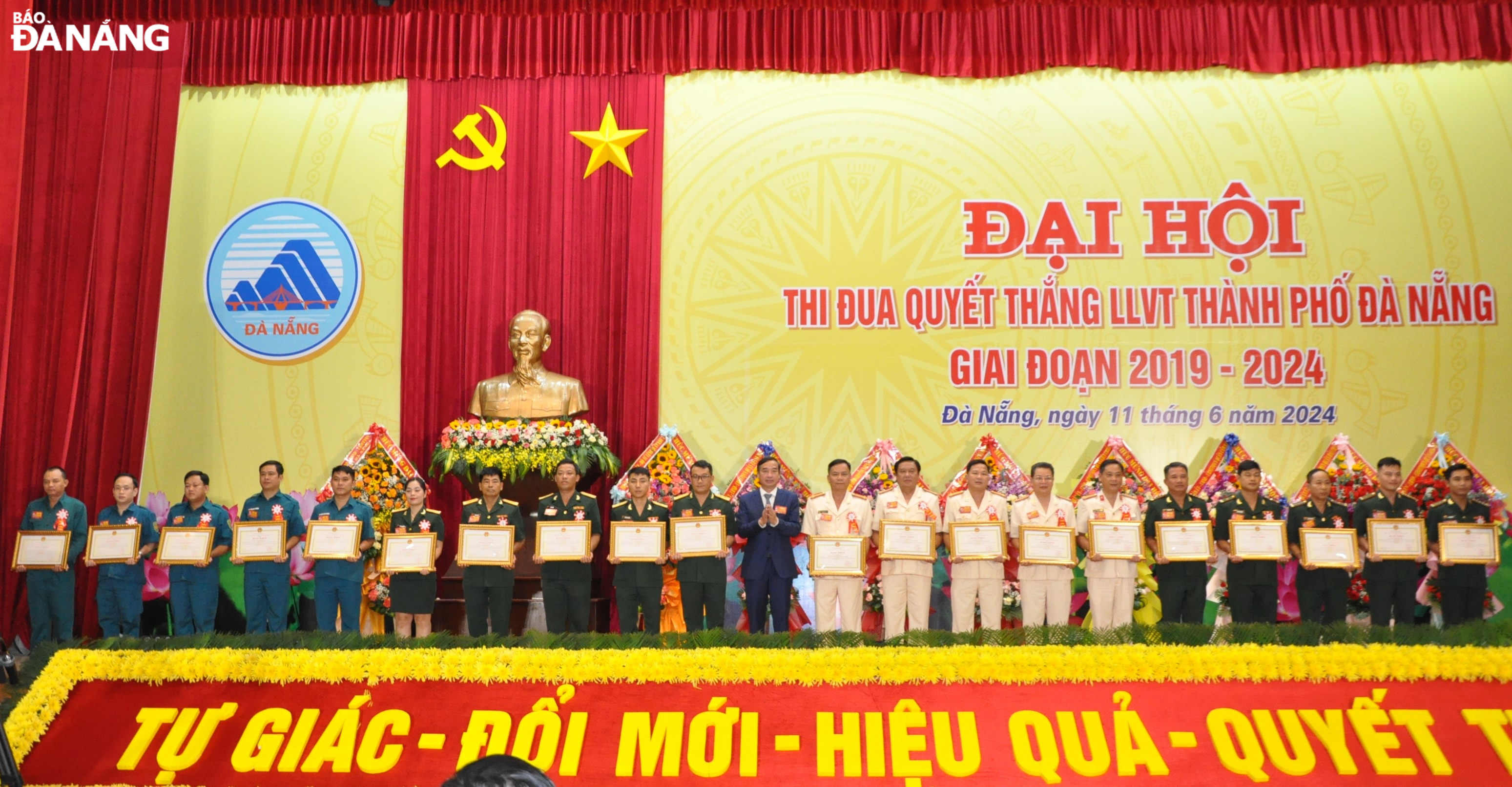 Chủ tịch UBND thành phố Lê Trung Chinh (giữa) trao tặng bằng khen cho các cá nhân có thành tích xuất sắc trong phong trào thi đua quyết thắng lực lượng vũ trang thành phố lần thứ VII, giai đoạn 2019-2024. Ảnh: LÊ HÙNG