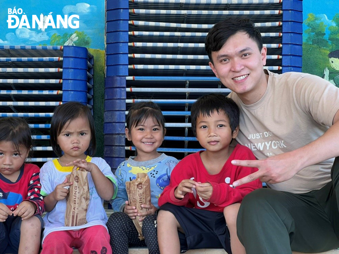 Trung úy Ngô Vũ Phát (bên phải) đến với trẻ em xã Trà Tập, huyện Nam Trà My, tỉnh Quảng Nam trong chương trình “Đông ấm áp, Xuân yêu thương” năm 2024.