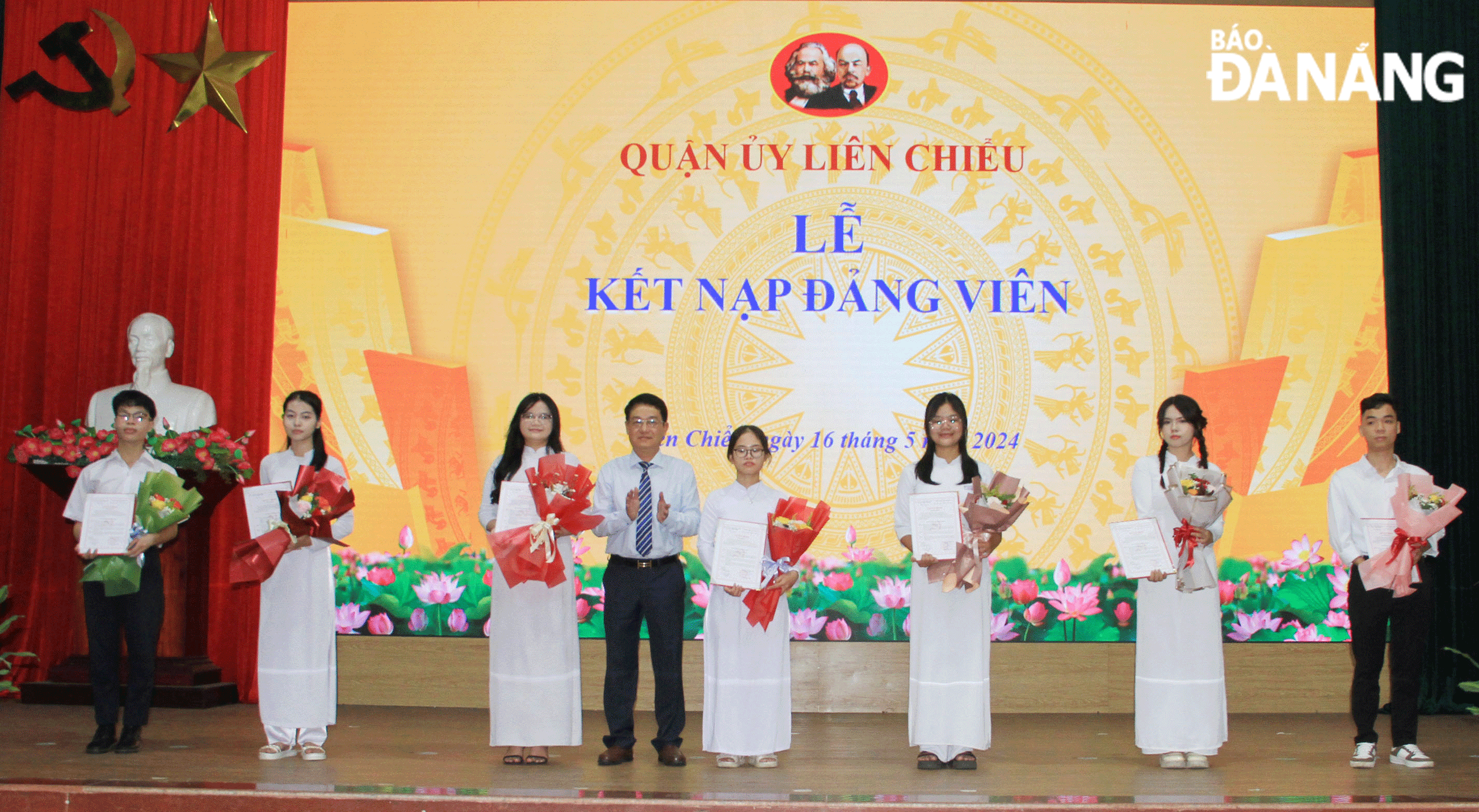 Ban Thường vụ Quận ủy Liên Chiểu vừa tổ chức kết nạp đảng viên trong học sinh cho 7 quần chúng ưu tú là học sinh các trường THPT trên địa bàn quận.Ảnh: TRỌNG HÙNG