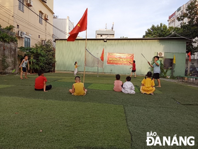 People of Residential Area No. 13, Thanh Khe Tay Ward, Thanh Khe District, playing badminton on a newly built court that was previously a vcant land lot.