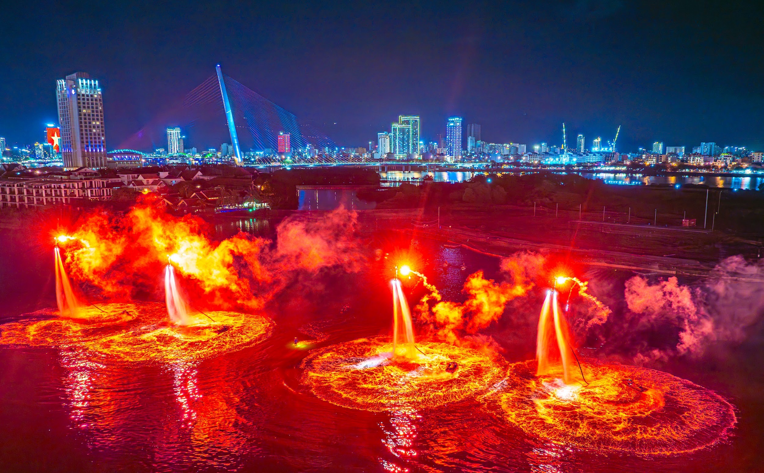 Các vận động viên Flyboards và những màn “họa thủy” thăng hoa trong âm nhạc, ánh sáng của show diễn Symphony of River. Ảnh: Team Kim Liên