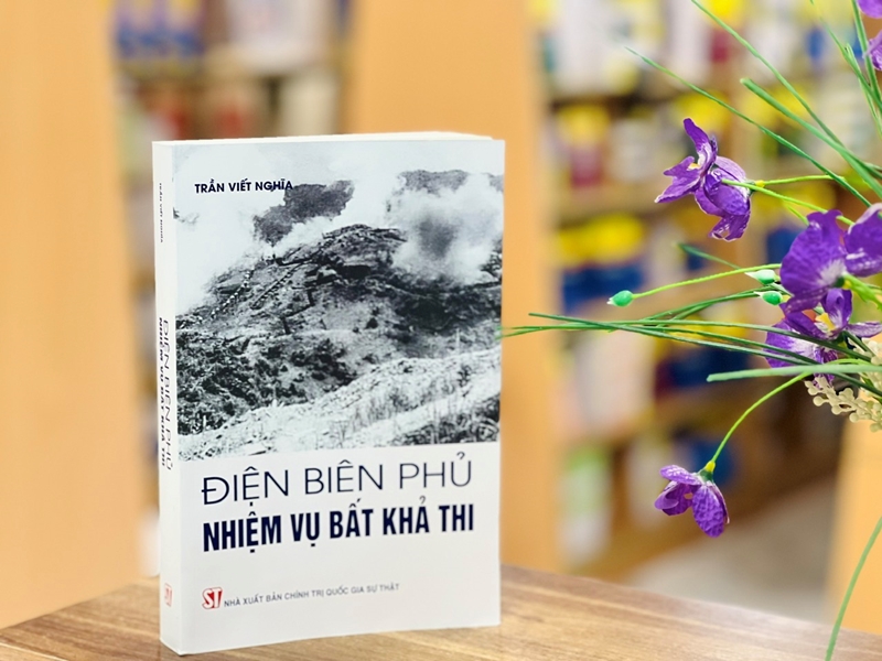 uốn sách “Điện Biên Phủ - Nhiệm vụ bất khả thi” của PGS.TS Trần Viết Nghĩa. Ảnh: dangcongsan.vn