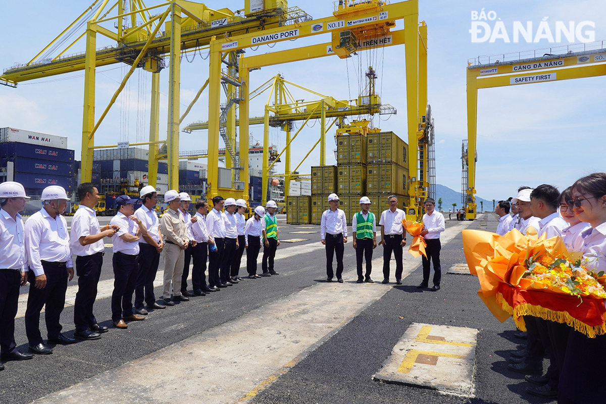The inauguration ceremony for the yard behind the piers Nos.4 and 5 held at the Tien Sa Port on Thursday