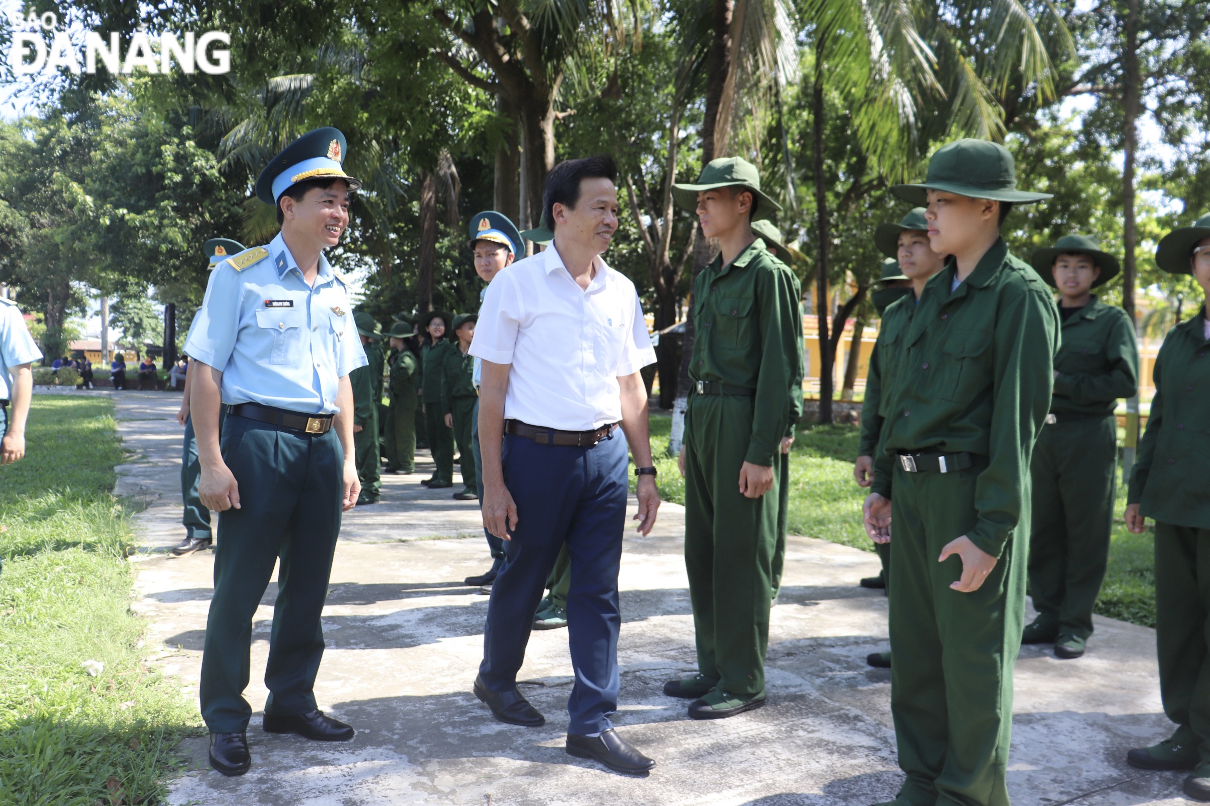 Phó Chủ tịch UBND quận Liên Chiểu Nguyễn Nhường thăm, động viên các “chiến sĩ nhí” tại chương trình. ẢNH: KHÁNH NGÂN