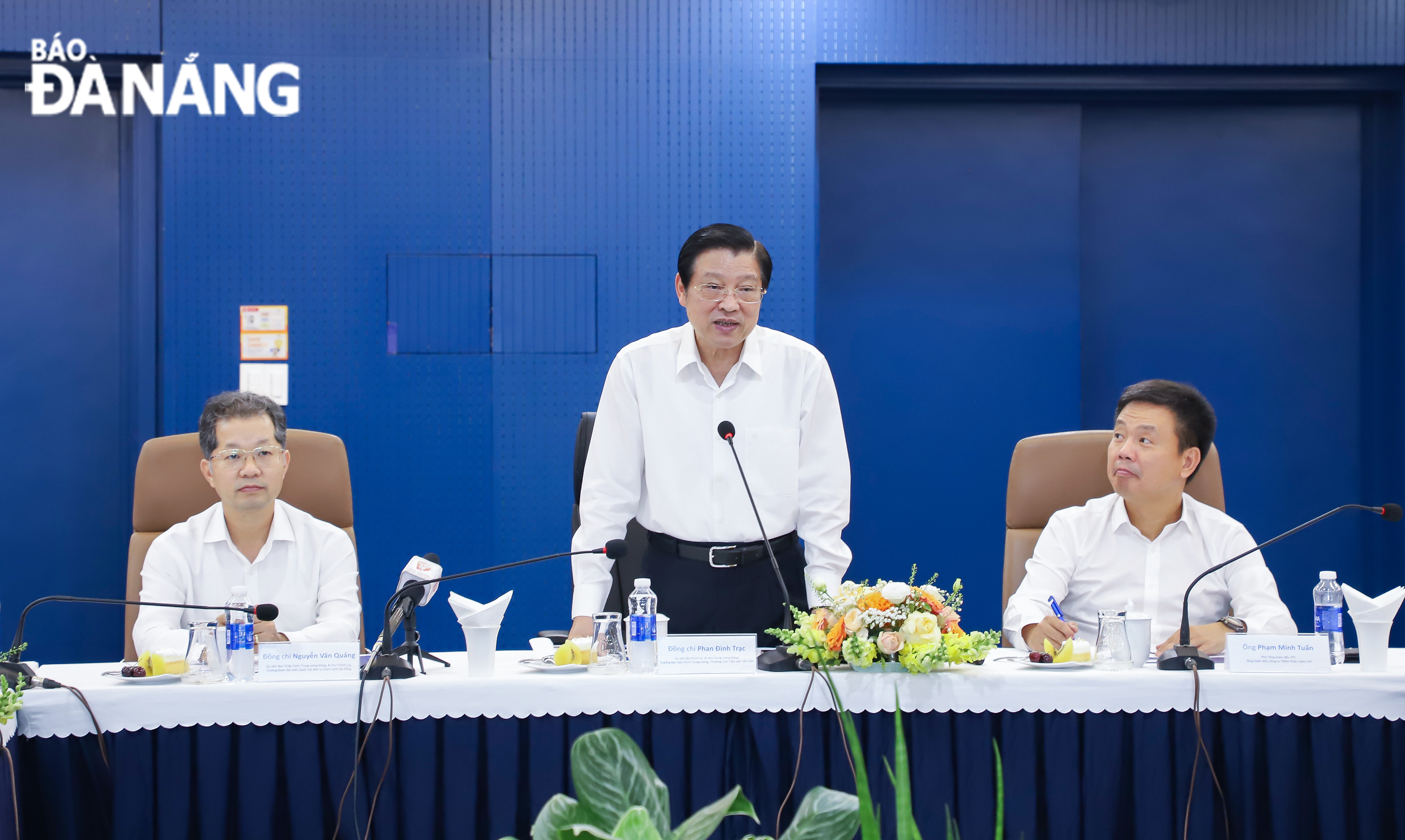 Mr. Phan Dinh Trac, Chairman of the Party Central Committee’s Commission for Internal Affairs, speaking at the meeting with leaders of the FPT Corporation