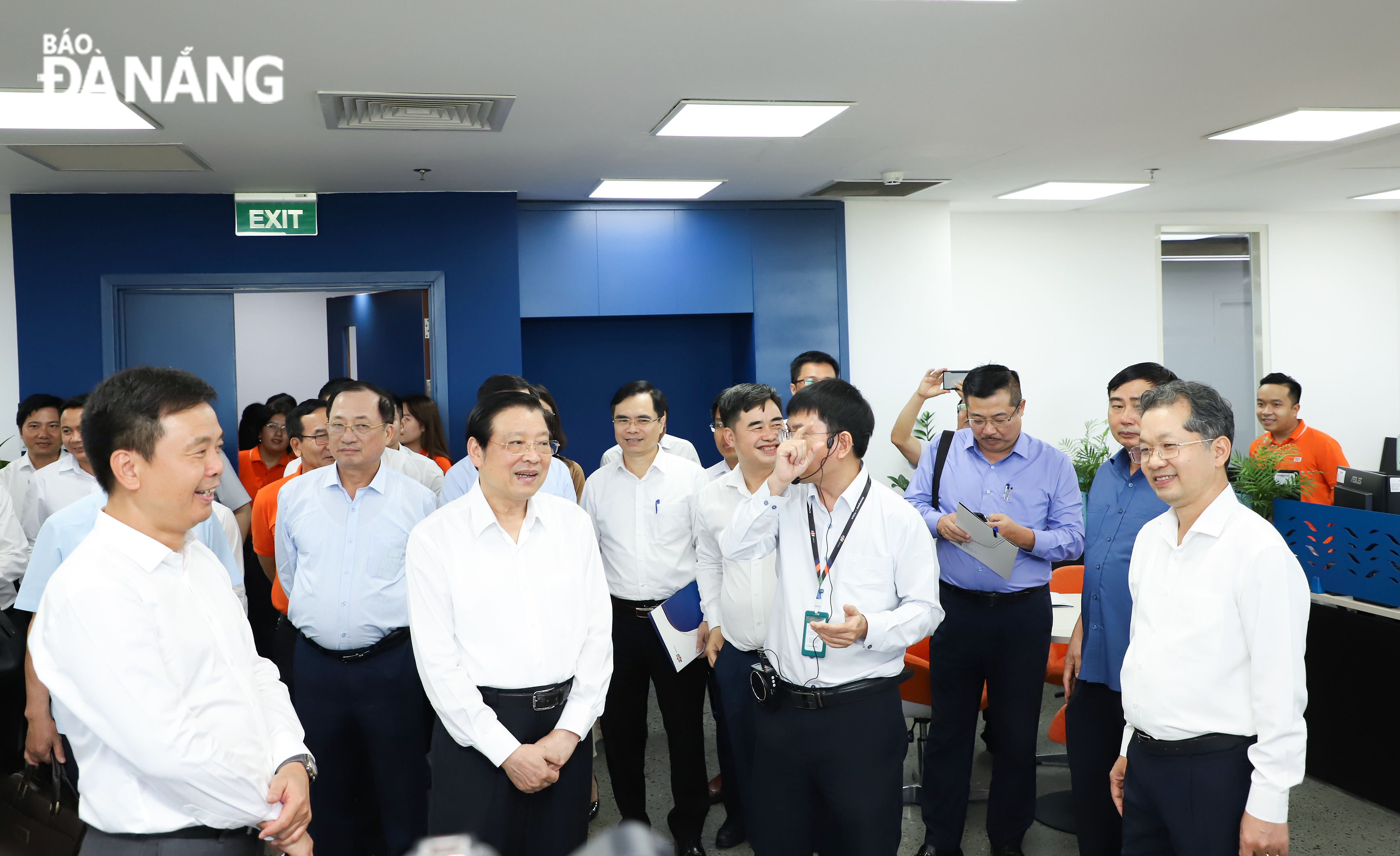 Mr. Phan Dinh Trac, Chairman of the Party Central Committee’s Commission for Internal Affairs, (2nd,left) and Da Nang Party Committee Secretary Nguyen Van Quang (first, right) paying a visit to the Da Nang FPT Complex