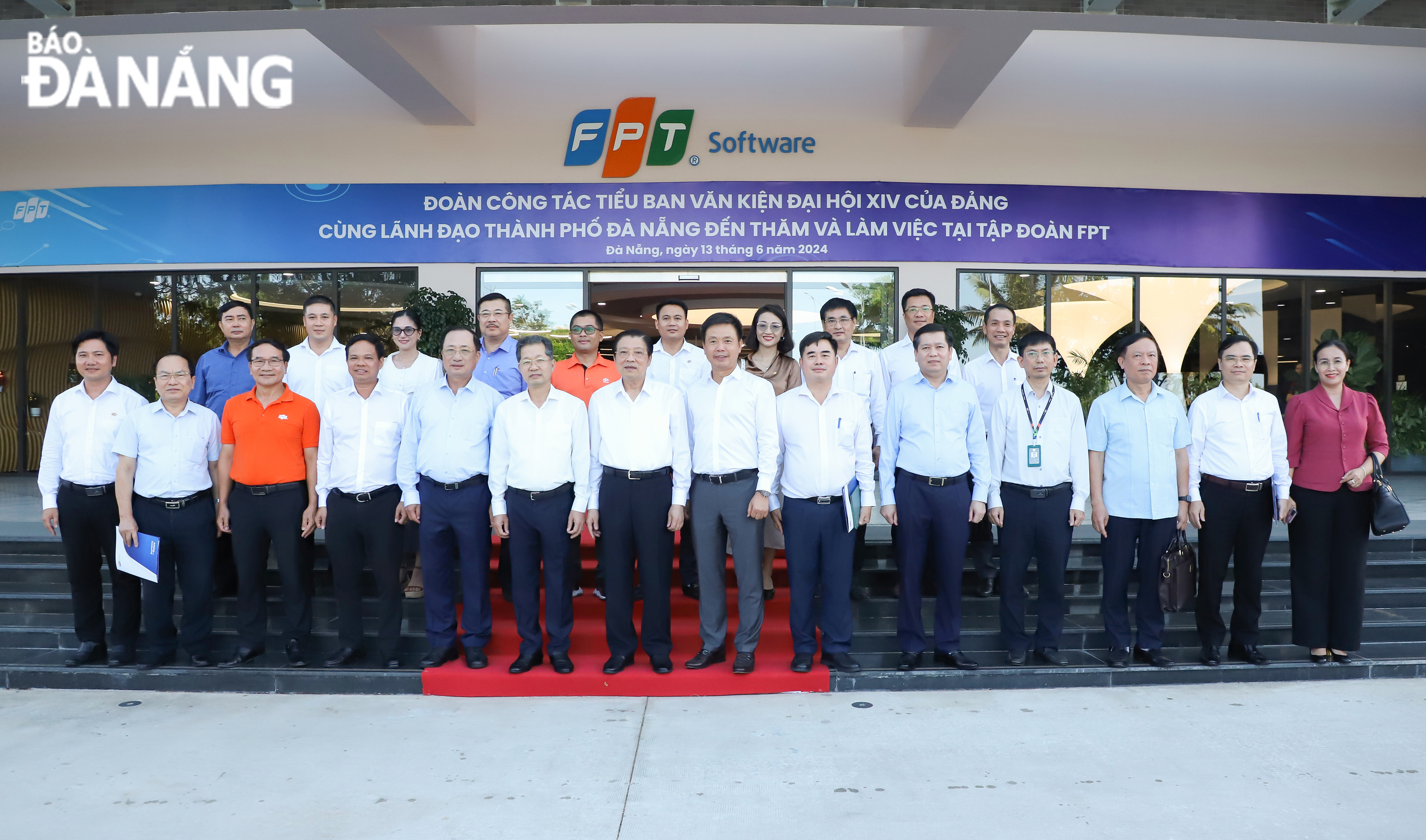 Leaders of the survey team taking a souvenir photo with FPT officials and employees. Photo: NGOC PHU