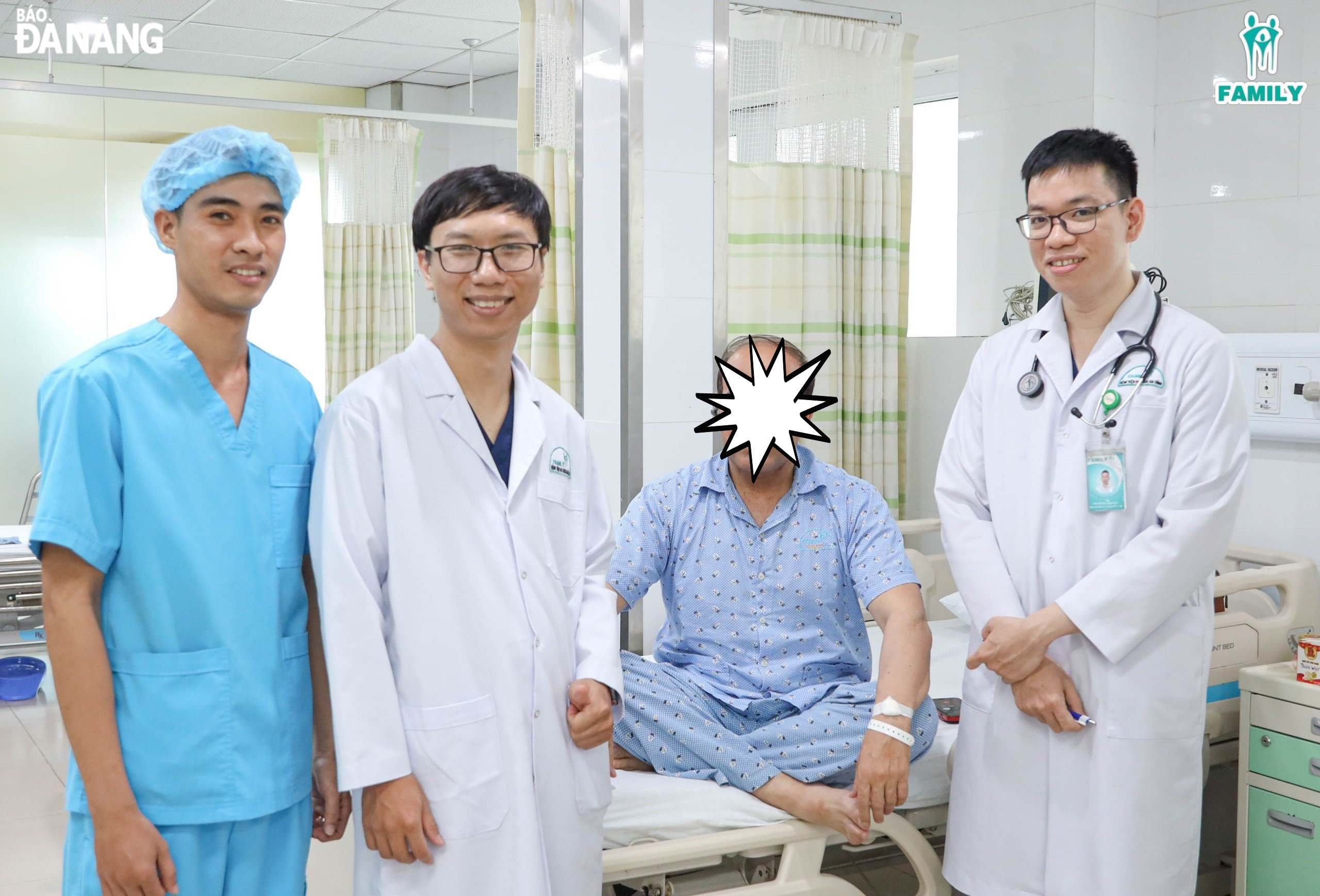 A team of doctors and nurses from the Stroke and Emergency Resuscitation Department of the Da Nang Family General Hospital visit the Pakistani patient M.H.B (2nd, left). Photo: M.T