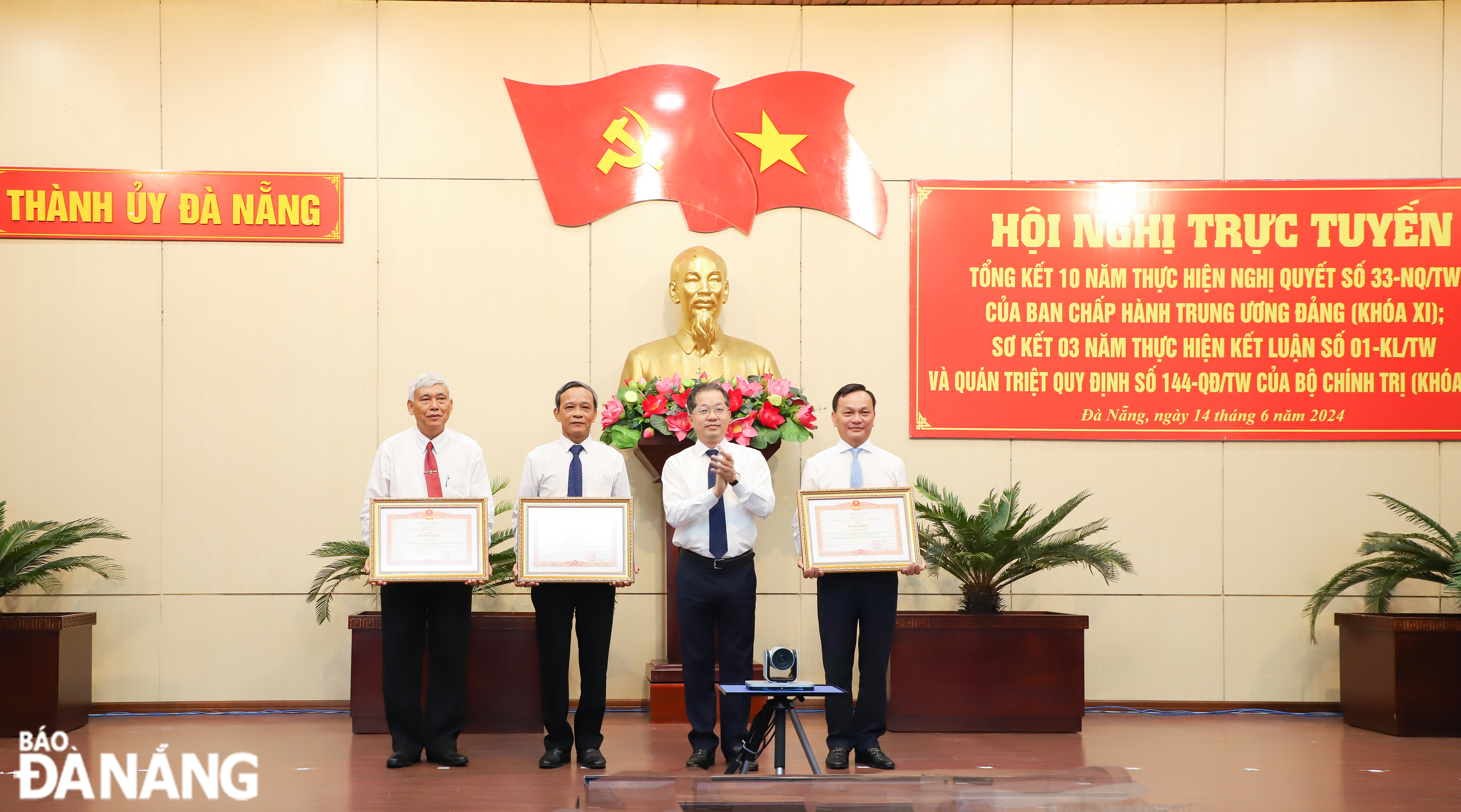 Bí thư Thành ủy Nguyễn Văn Quảng (thứ 2, phải sang) trao bằng khen của Thủ tướng Chính phủ cho 1 tập thể và 2 cá nhân. Ảnh: NGỌC PHÚ