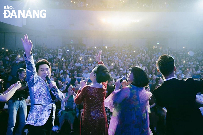 Một chương trình âm nhạc do Kinh Kỳ Music tổ chức tại Đà Nẵng có sự tham gia của nhiều ca sĩ hàng đầu tại Việt Nam thu hút đông đảo khán giả đến tham dự. Ảnh: Đ.H.L