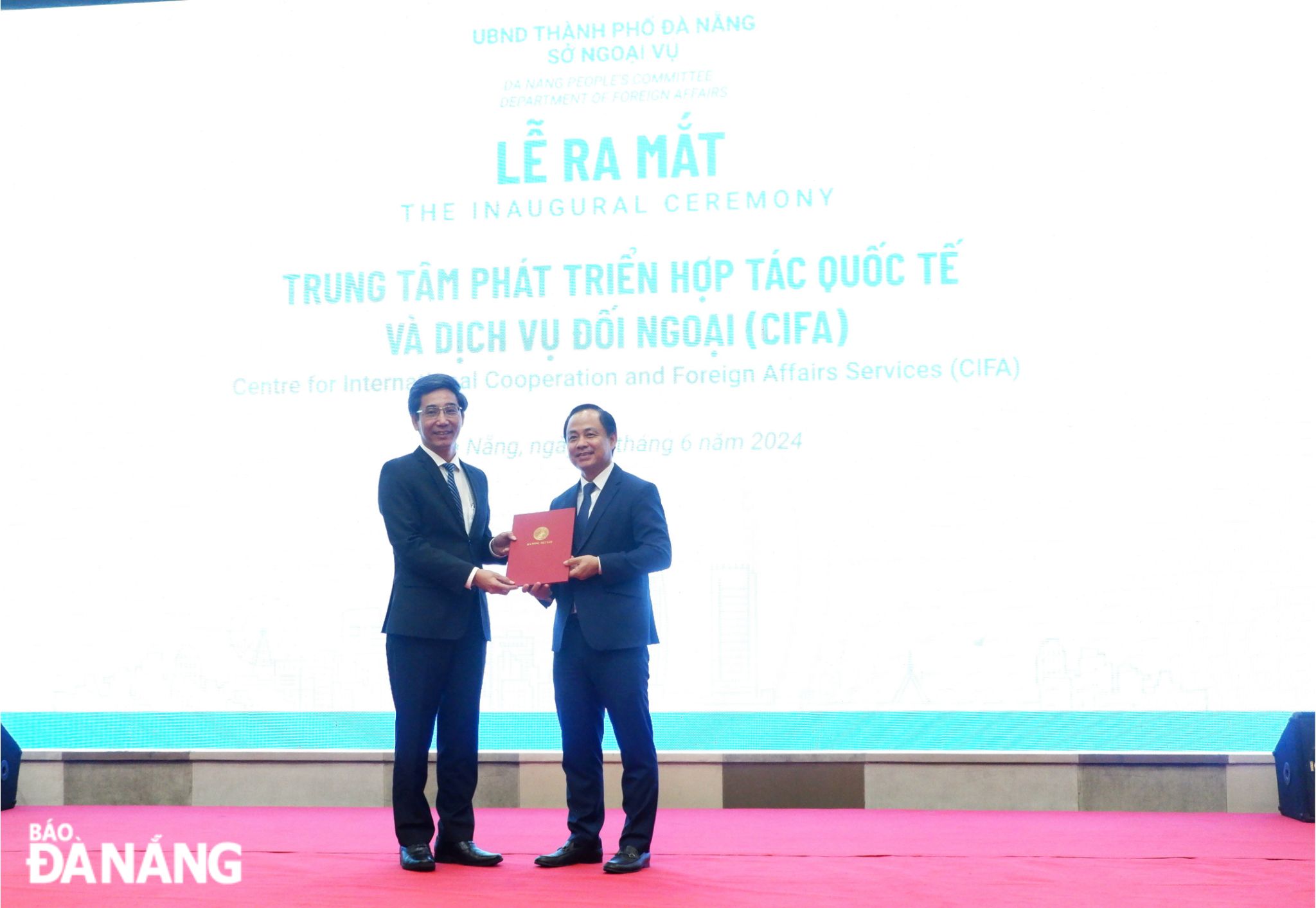 Vice Chairman of the Da Nang People's Committee Tran Chi Cuong (left) handing over the decision on the establishment of CIFA. Photo: T.P