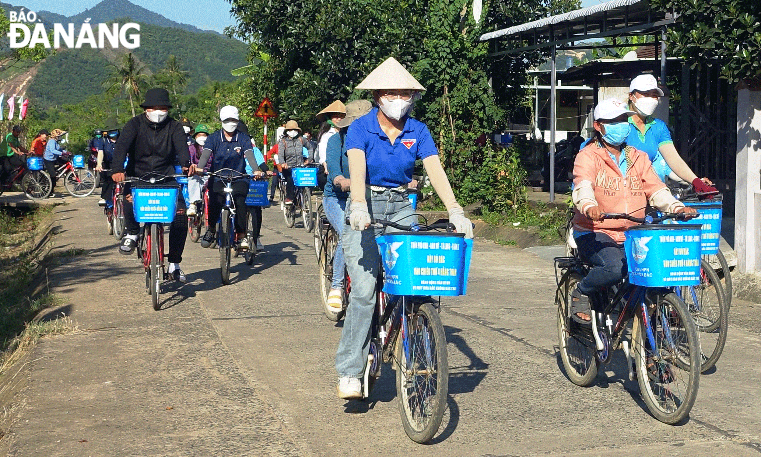 Members of associations and unions in Hoa Bac Commune, Hoa Vang District, ride bicycles to promote and encourage residents to sort and manage household waste. Photo: HOANG HIEP