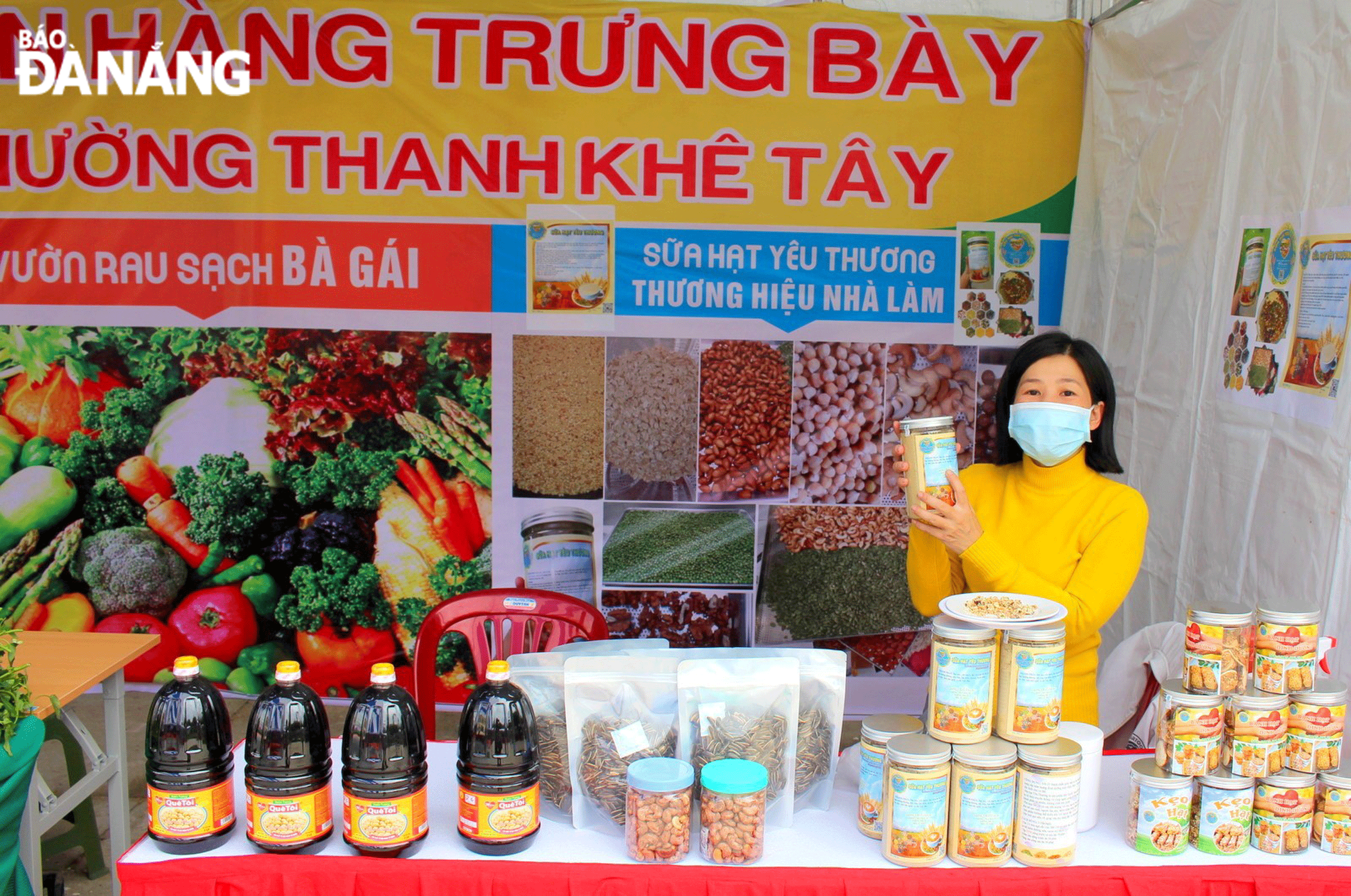 Ms. Thanh introduced the product ‘Nut Milk of Love’ at the farmers' market in Thanh Khe District, Da Nang. Photo courtesy of Ms. Thanh