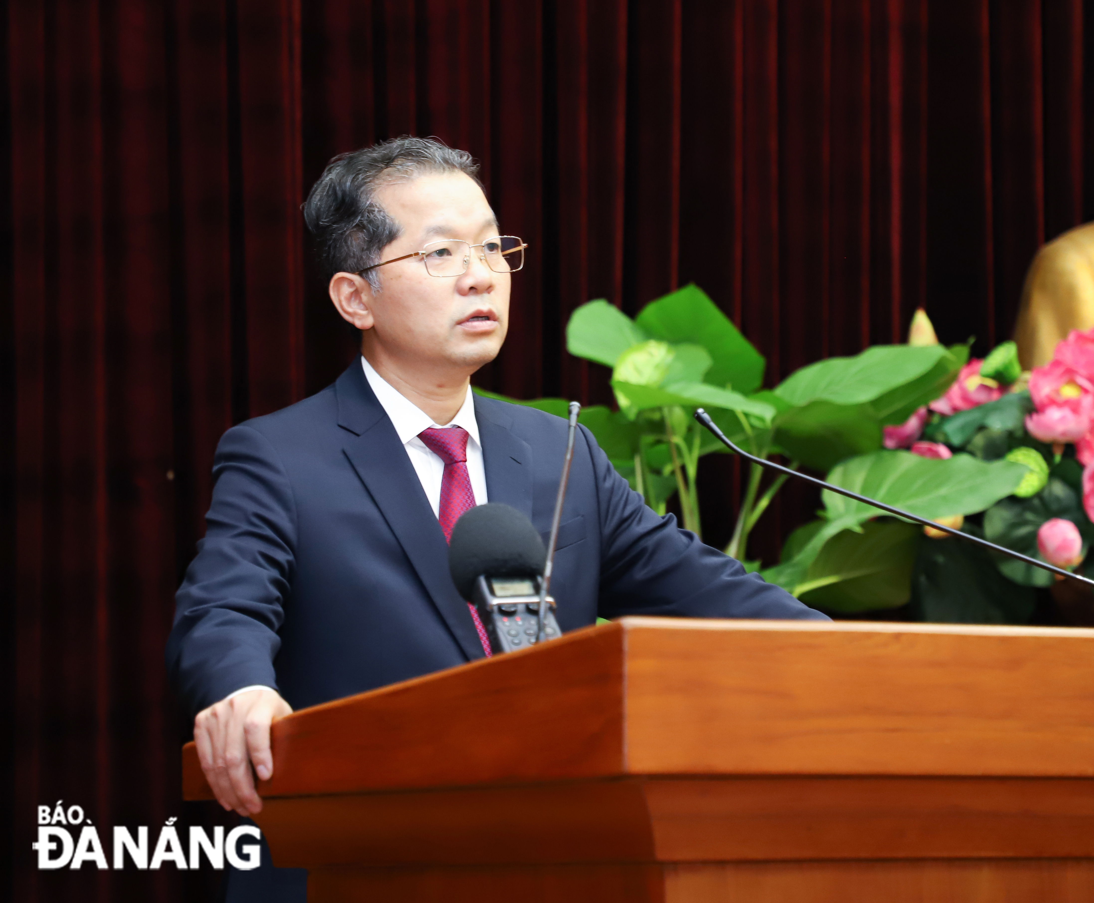 Secretary of the Da Nang Party Committee Nguyen Van Quang assigning tasks for the new Deputy Secretary 