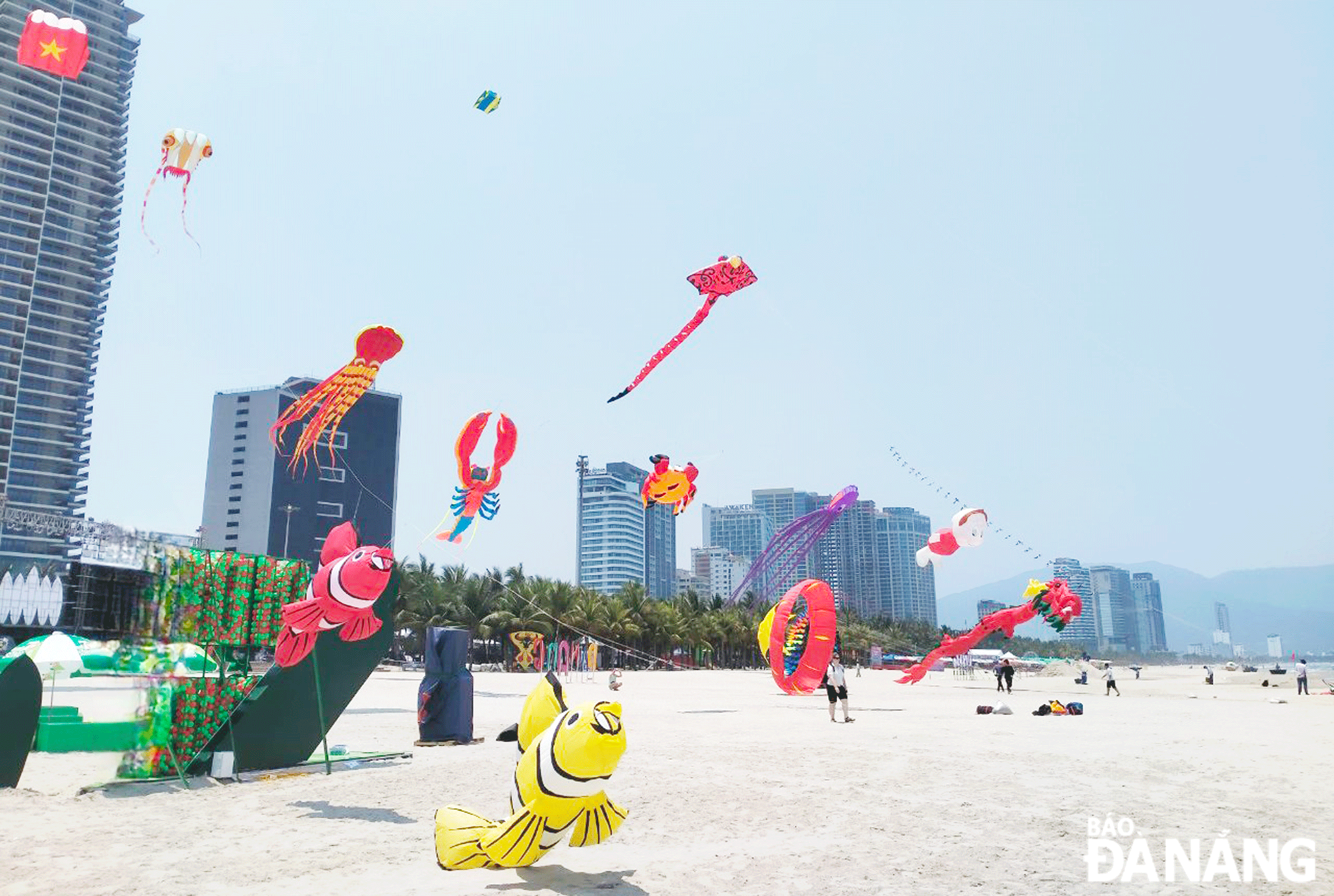 In 2024, many activities will be organised to serve residents and tourists this summer. IN PHOTOS: An artistic kite performance at a Da Nang beach during the holidays of April 30 and May 1, 2024. Photo: THU HA