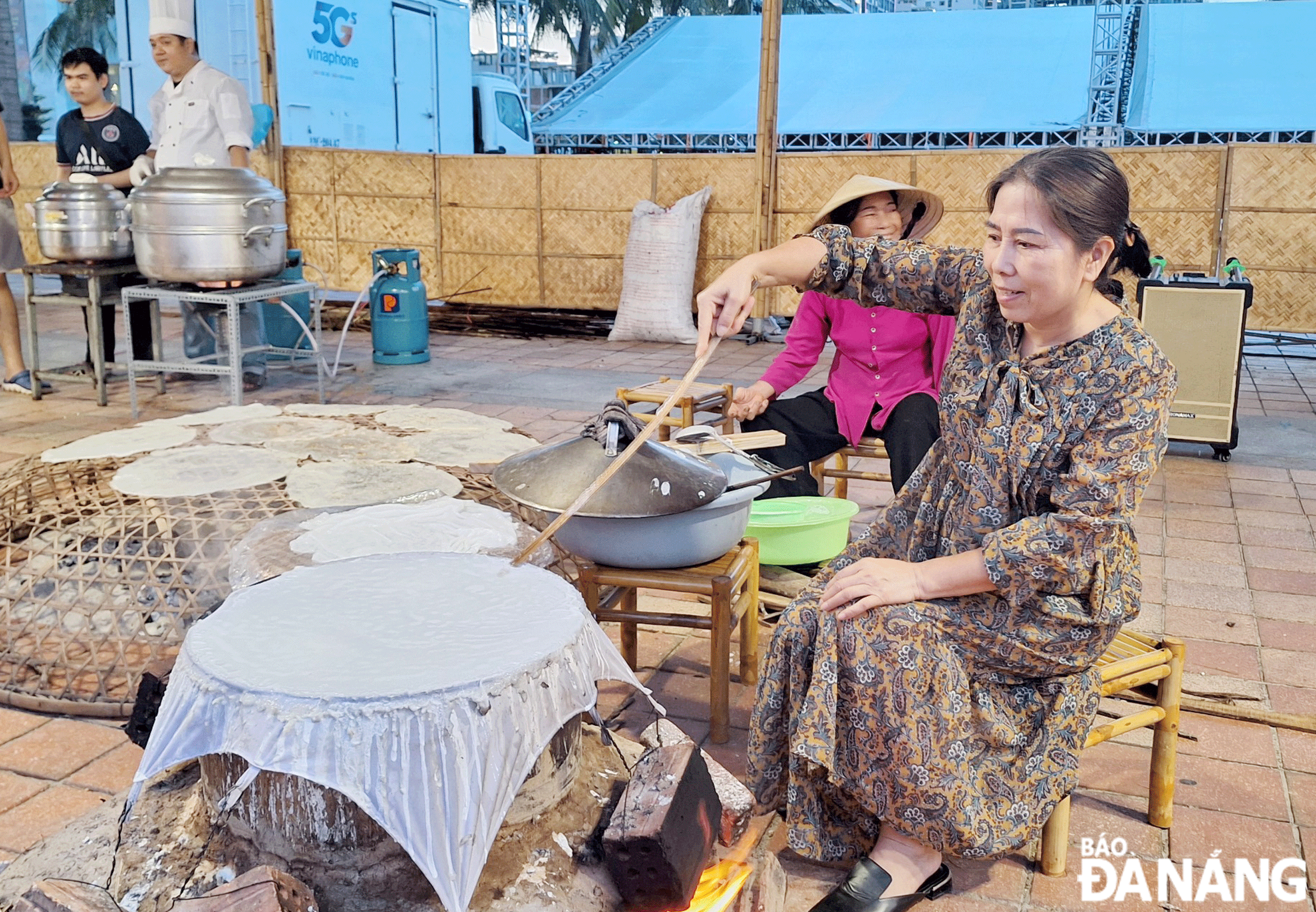 Traditional craft villages will be recreated for people and tourists to visit and experience. IN PHOTO: A tourist experiences making Tuy Loan rice paper at the “Enjoy Danang Festival