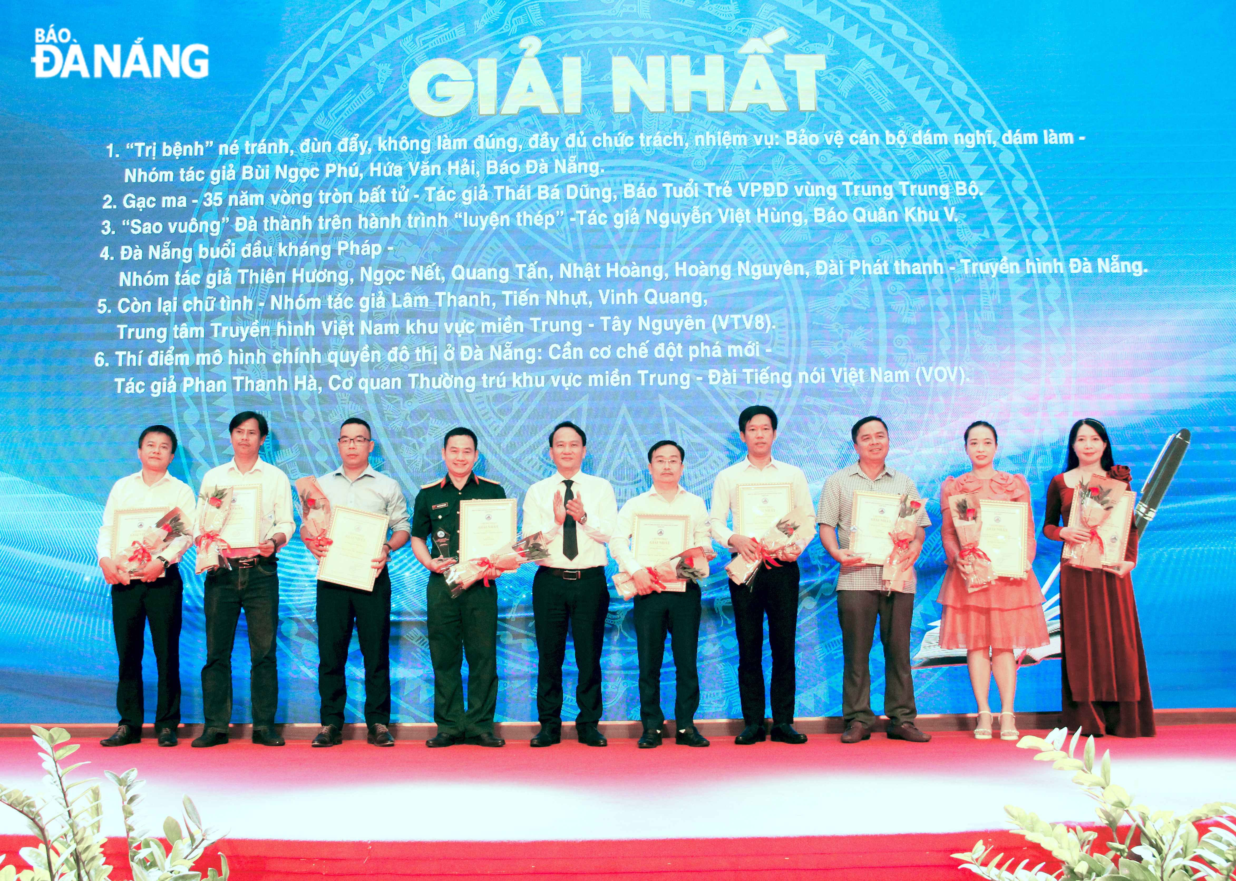 Permanent Deputy Secretary of the Da Nang Party Committee Nguyen Dinh Vinh (5th, left) awarding the first prize to the authors. Photo: XUAN HAU