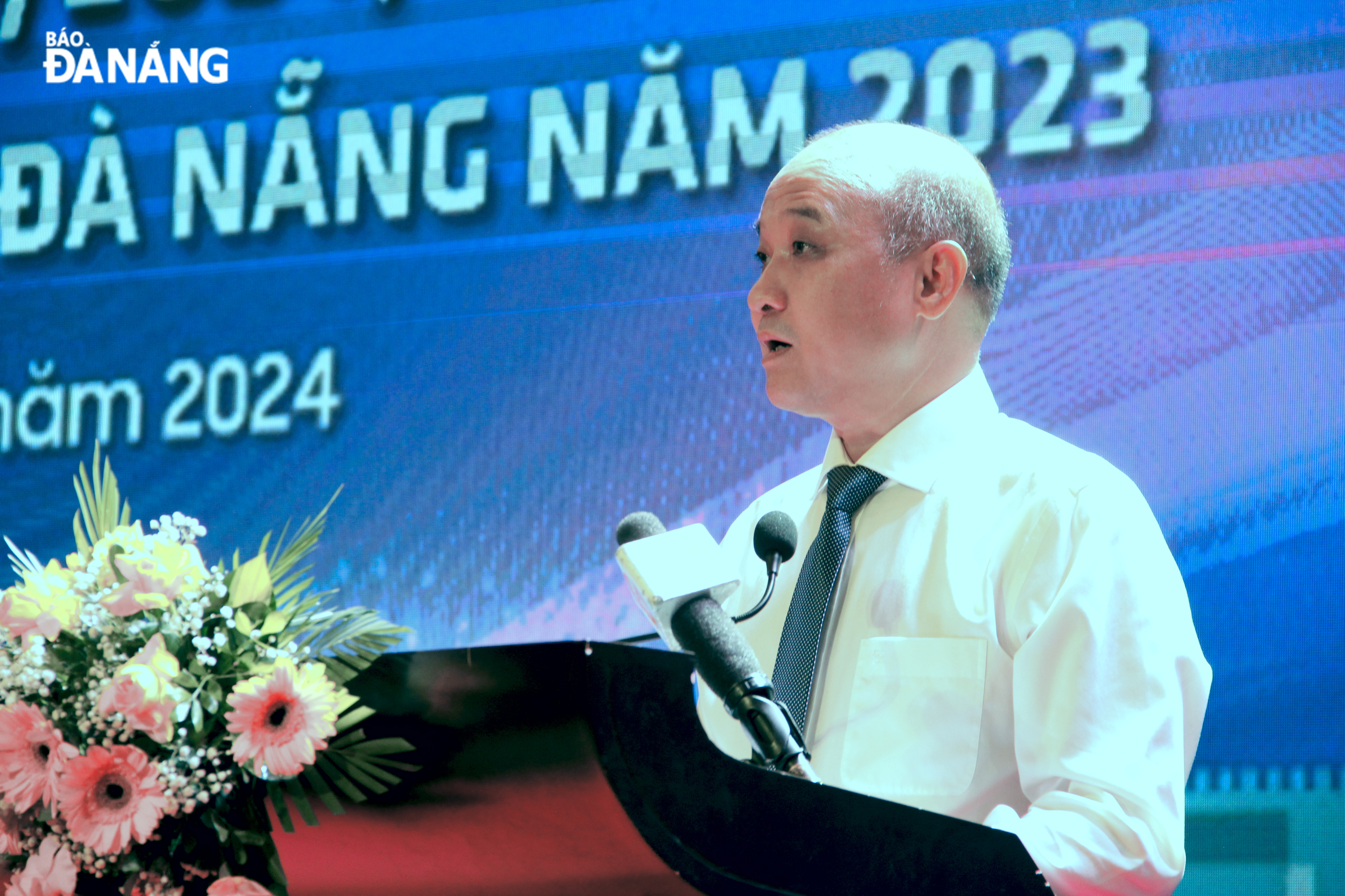 Vice Chairman of the Da Nang People's Committee Le Quang Nam speaking at the award ceremony. Photo: X.HAU