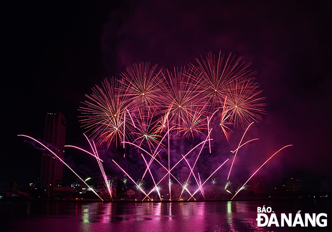 Fireworks created unique shapes, lighting up the night sky in Da Nang