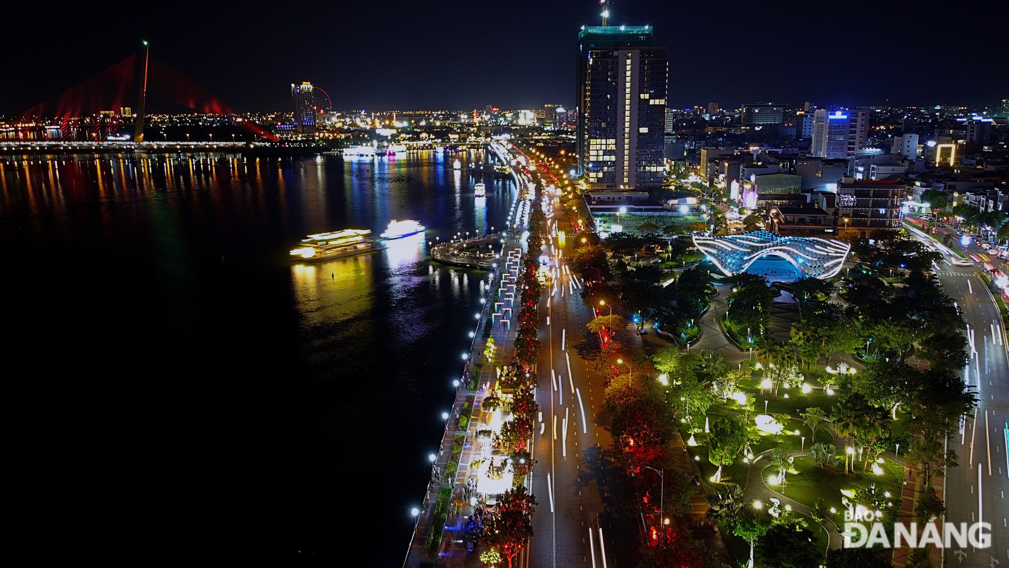 The 1.2km-long Bach Dang Walking Street, with a section from the Dragon Bridge to the Tran Thi Ly Bridge, located on the extended Bach Dang route, was officially inaugurated June 7.