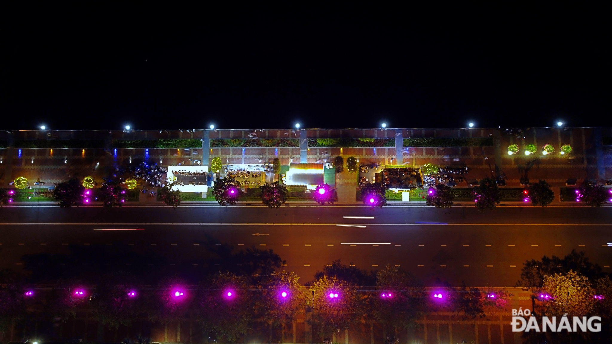 The operating time on the walking street is between 3:00 pm and midnight every day until 2028. The innermost lane on the east side is used to arrange 5 clusters of mobile sales vehicles (each cluster of 3 vehicles) during weekdays. The remaining three lanes are organised for one-way traffic, with a maximum speed limit of 40km/h per hour and motor vehicle restrictions per hour. 