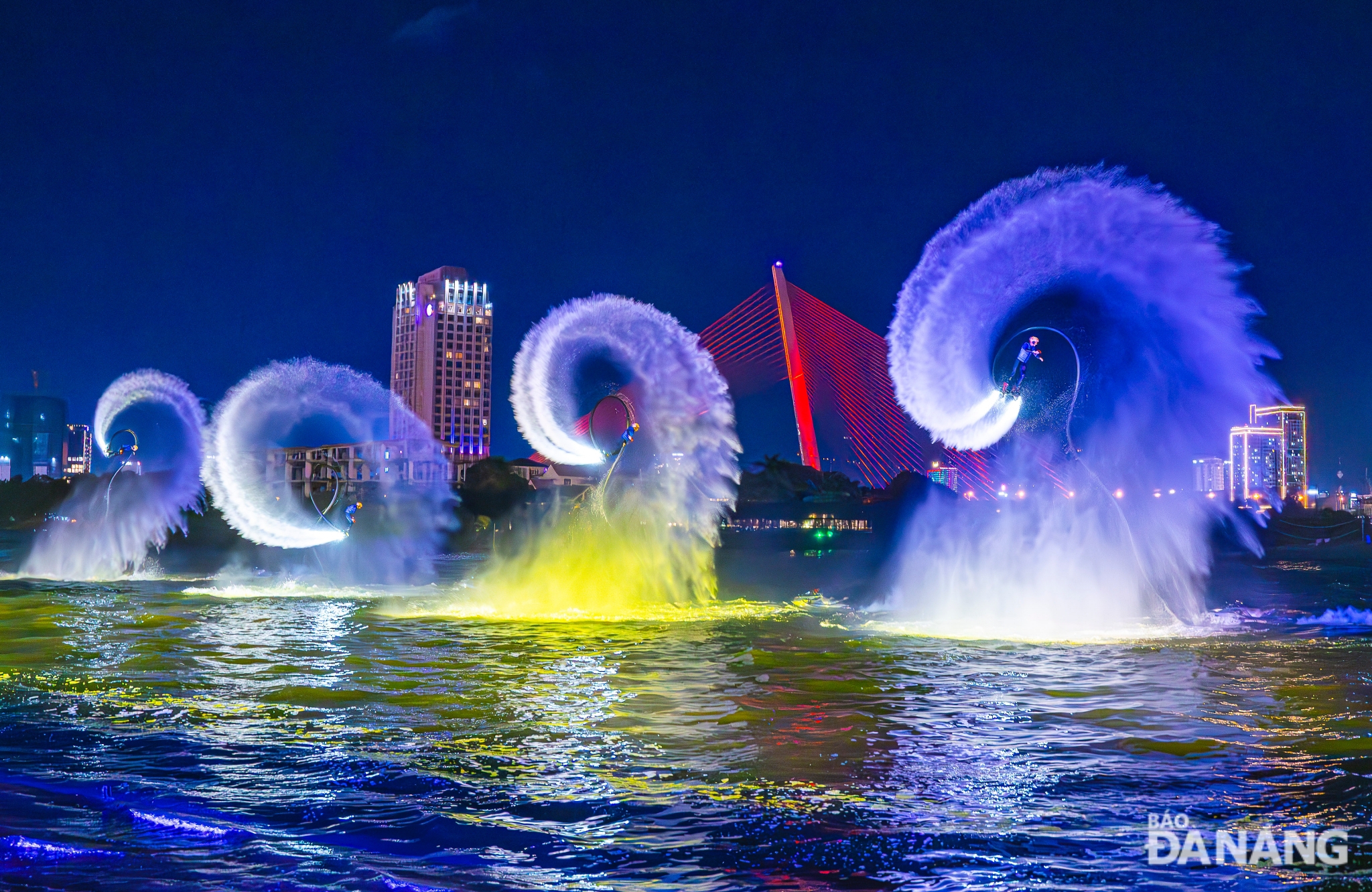 Besides the walking street spaces on both banks of the Han River, the Jetski & Flyboard show, the first of its kind in Da Nang, is officially launched at the Da Nang Downtown entertainment complex from June 15. Photo: Team KIM LIEN