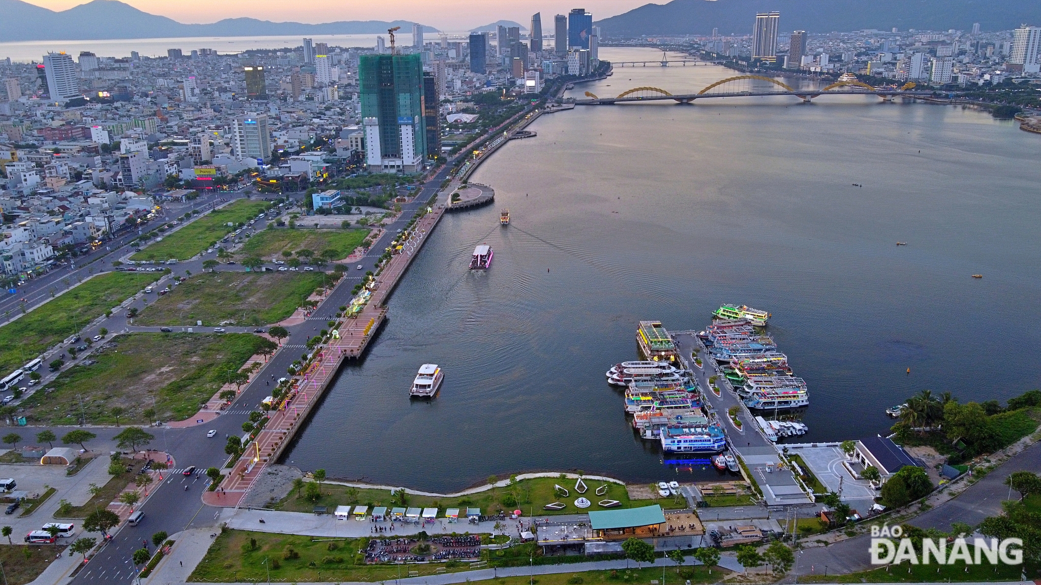 Bach Dang Wharf, located right on the road leading to Nguyen Van Troi Bridge, has been invested and renovated by the city into a marina with park space, walking gardens and many amenities to serve tourists.