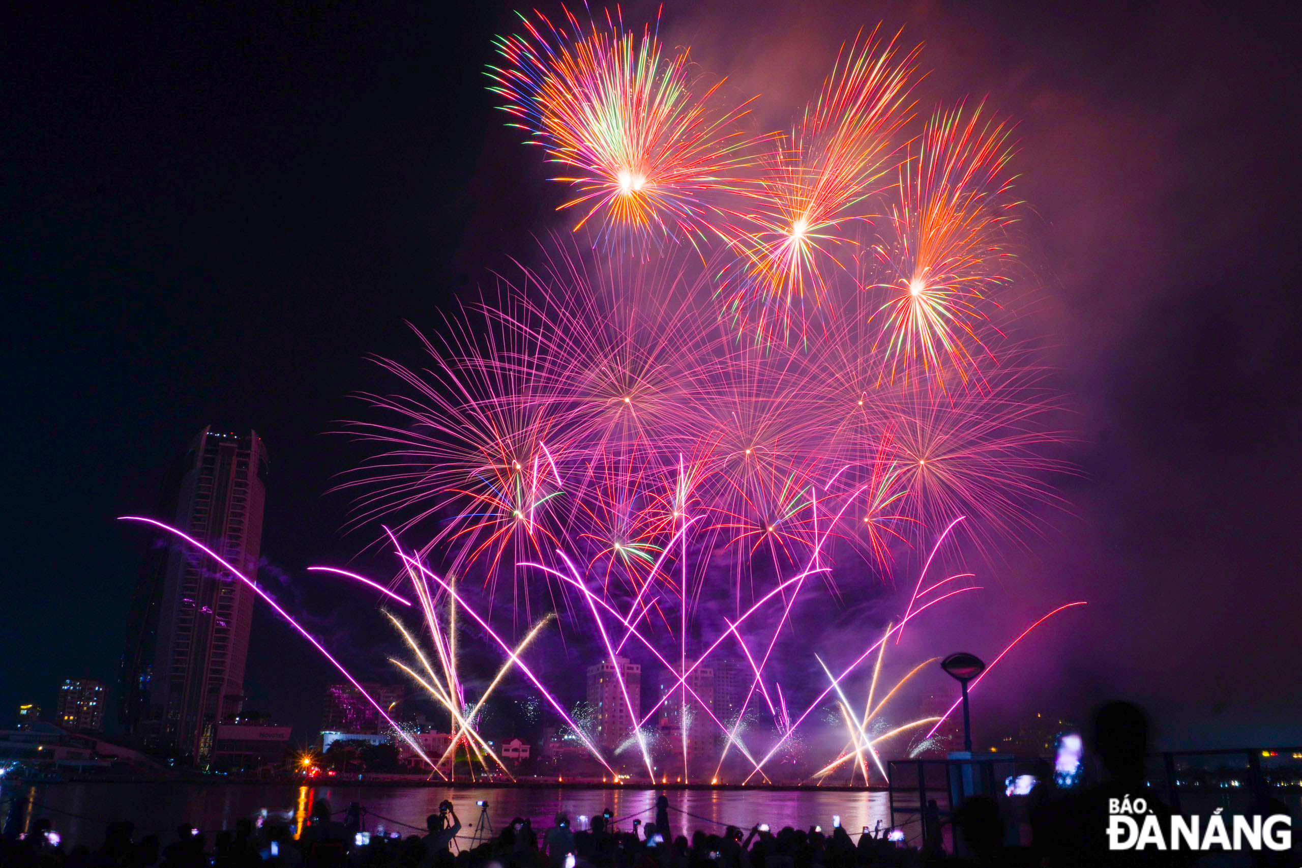 The fireworks team from Italy brought an extremely attractive performance. Photo: BAO LAM