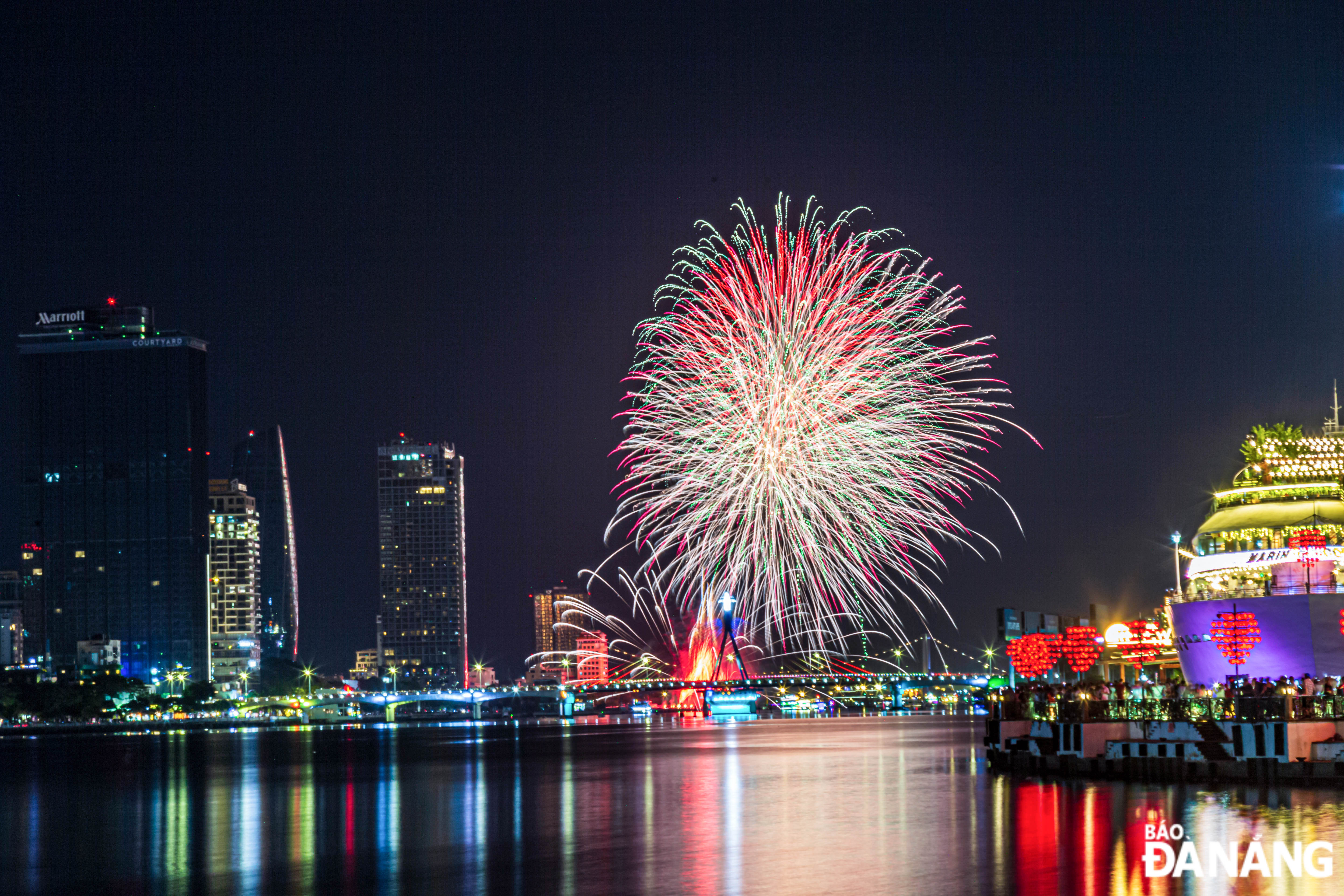 Beautiful fireworks displays attract visitors. Photo: HA MANH QUAN