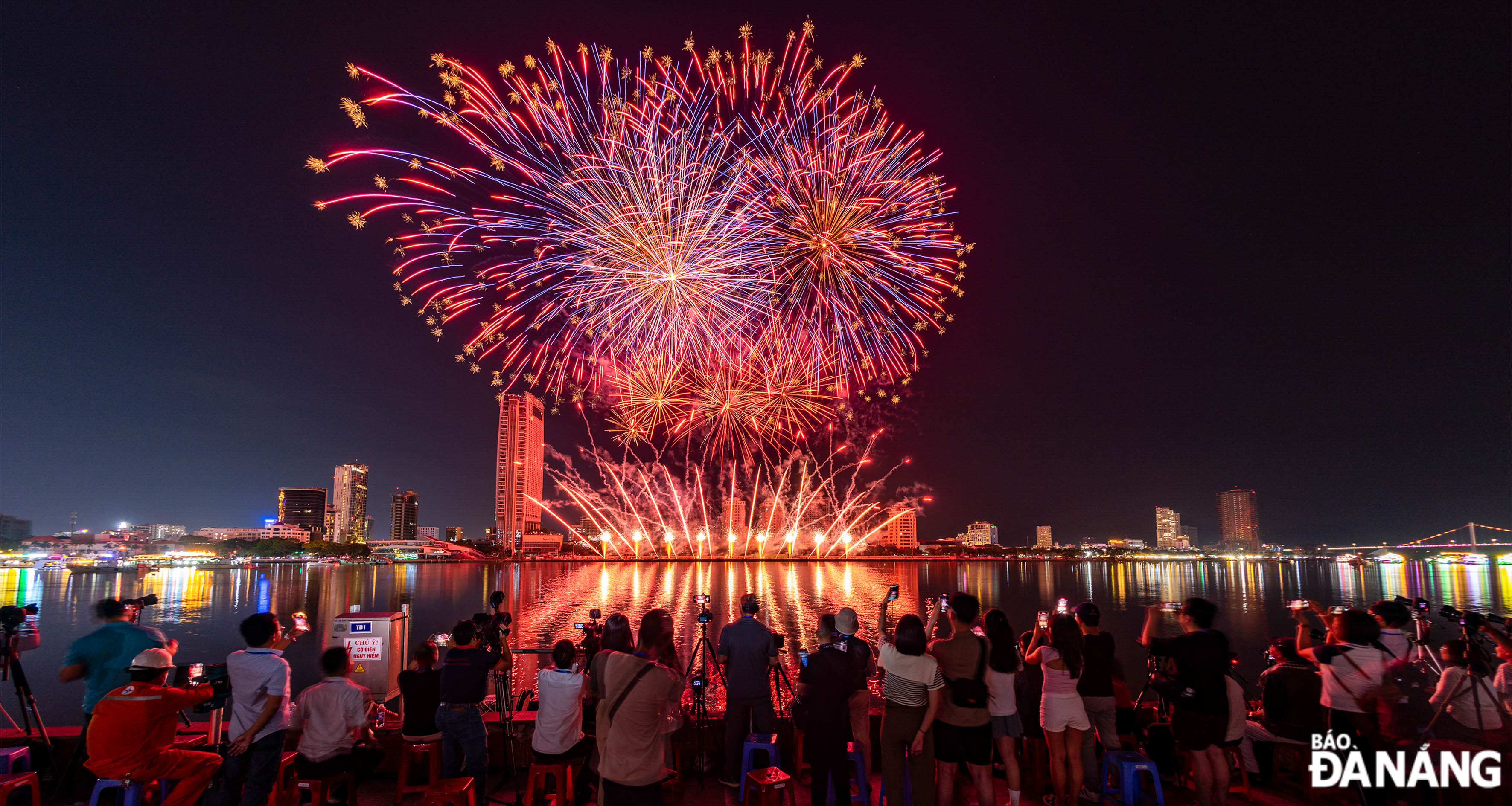 Many reporters, photographers, and photography lovers save the moments with fireworks. Photo: NGUYEN TUONG TRUYEN