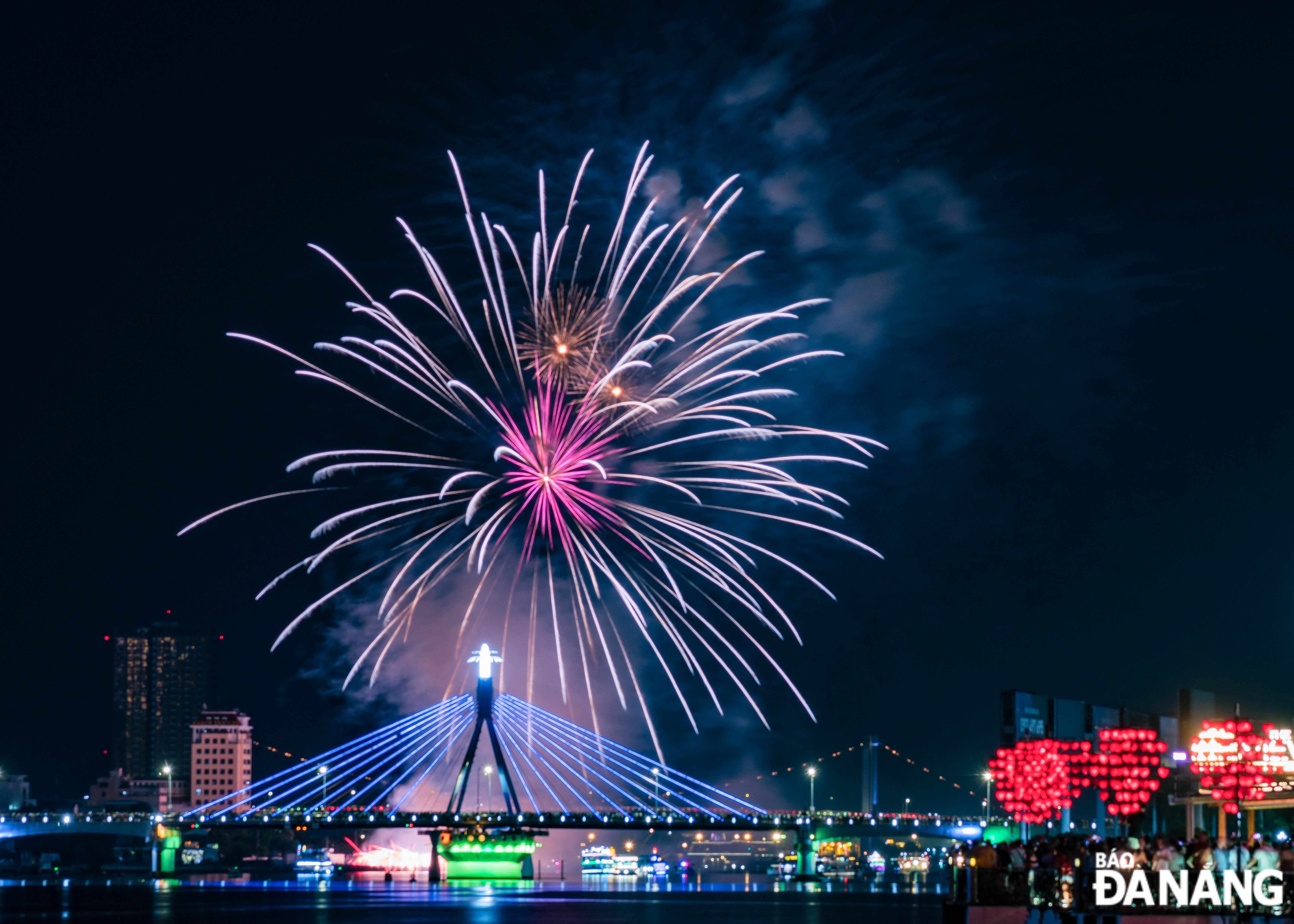 Light up the sky. Photo: LE DUC NHA