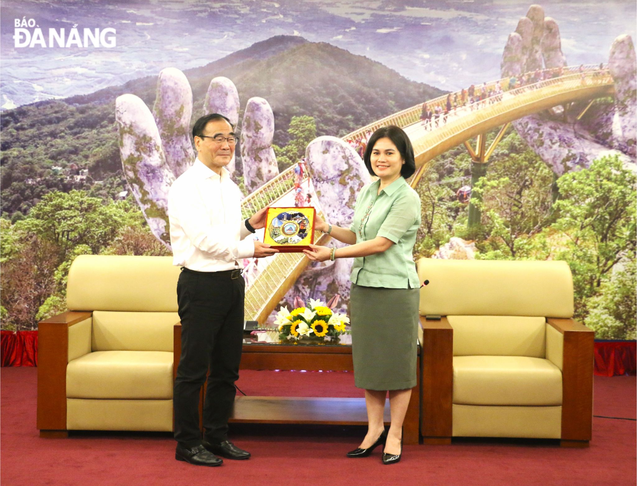 Chairwoman of the Da Nang Party Committee's Inspection Commission Le Thi My Hanh (right) presenting a souvenir gift to a representative from Yunnan Provincial Party Committee's Commission for Discipline Inspection