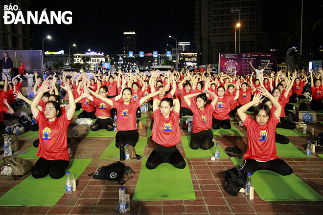 Các tiết mục đồng diễn yoga được thể hiện trên nền nhạc “Đà Nẵng tôi yêu