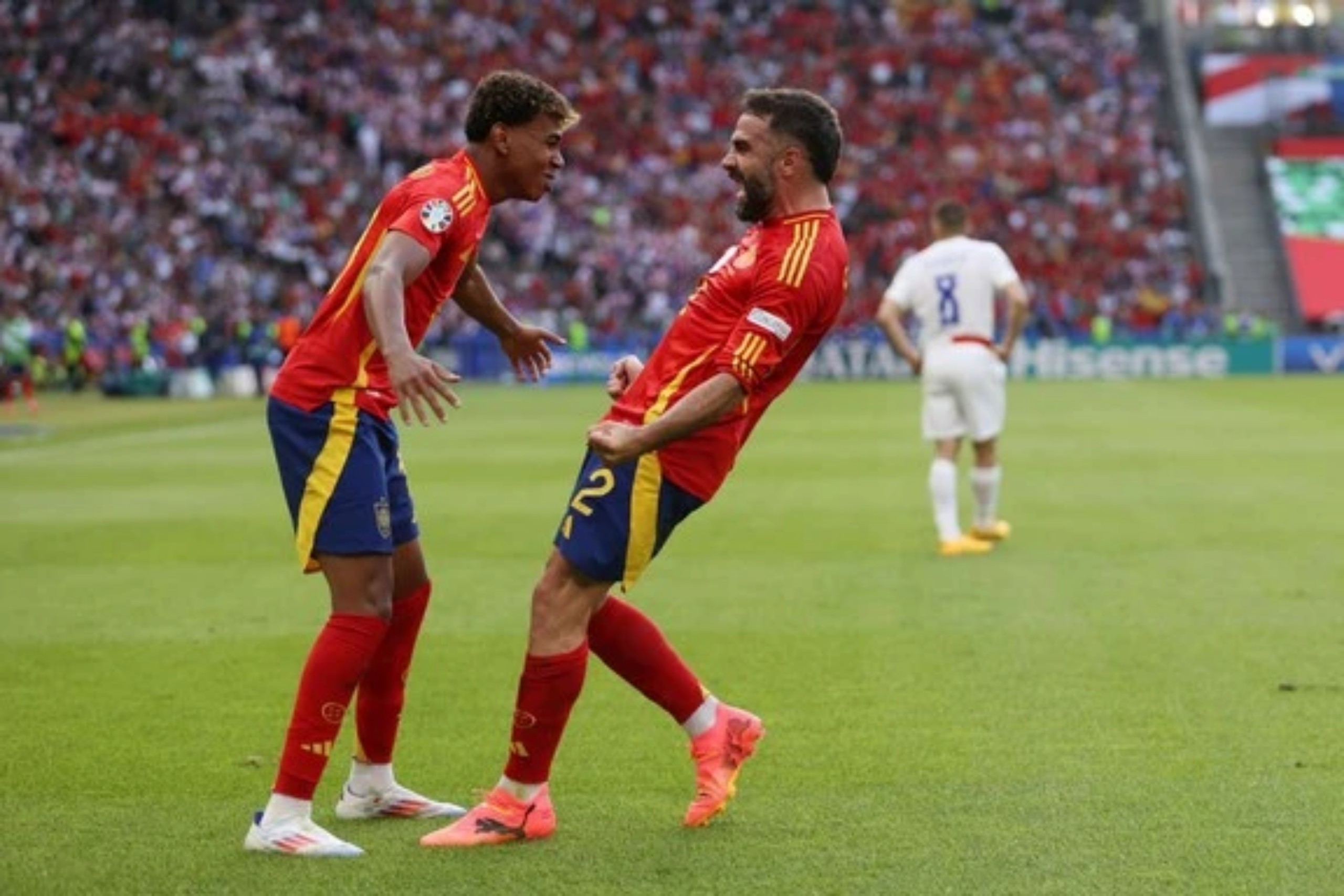  Lamine Yamal (bên trái) có trận đấu đáng nhớ cùng đội tuyển Tây Ban Nha tại Euro 2024. Ảnh: Reuters