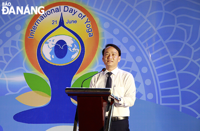 Permanent Deputy Secretary of the Da Nang Party Committee Nguyen Dinh Vinh speaking at the programme. Photo: X.D