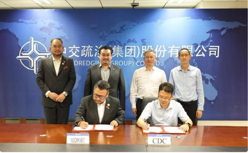 Representatives from Midports Holdings Sdn Bhd (MHSB) and CCCC Dredging (Group) Co Ltd at the MoU signing ceremony. (Photo: theexchangeasia.com)