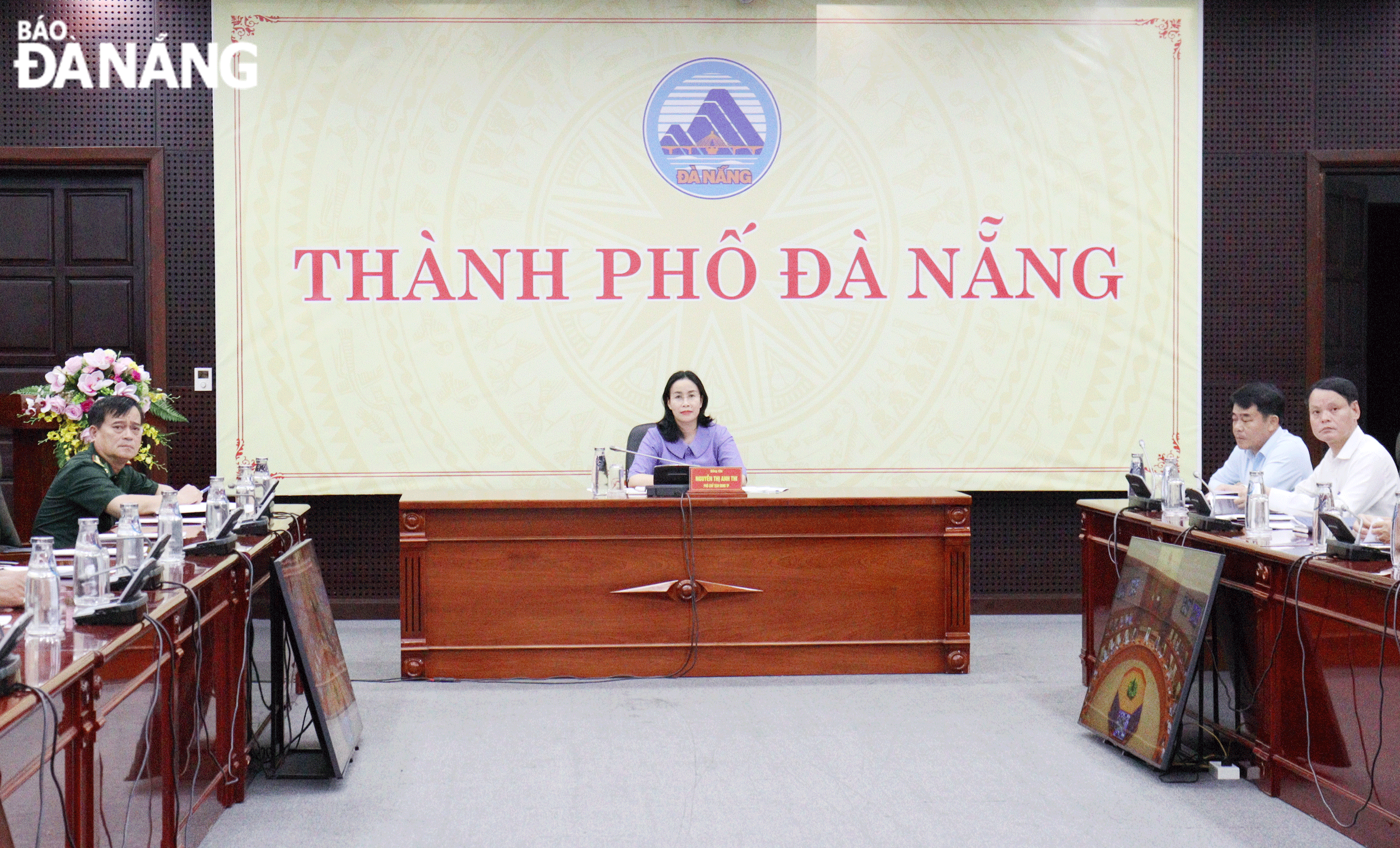 Phó Chủ tịch UBND thành phố Nguyễn Thị Anh Thi chủ trì tại điểm cầu Đà Nẵng.  Ảnh: HOÀNG HIỆP