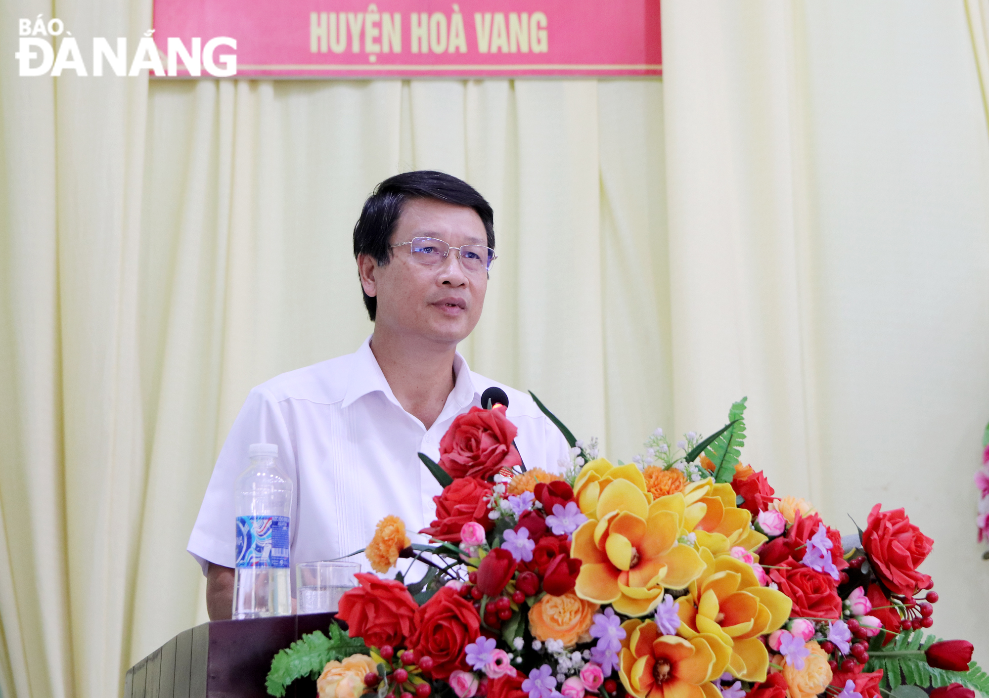 Chủ tịch HĐND thành phố Ngô Xuân Thắng tiếp thu, giải trình tại hội nghị. Ảnh: TRỌNG HUY