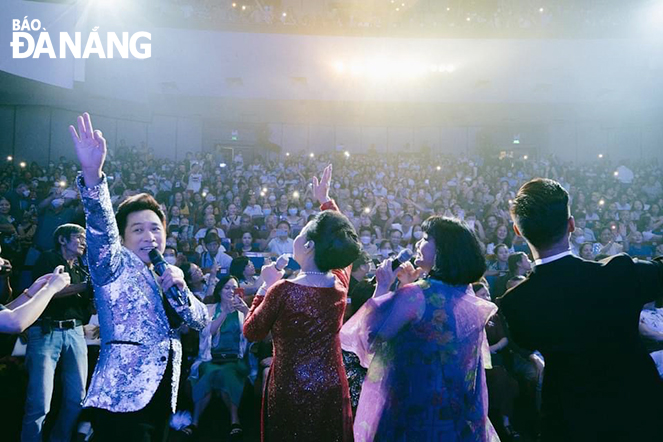 The Kinh Ky Music-organised music concert in Da Nang, with the participation of many domestic top singers, attracted large audience numbers. Photo: D.H.L