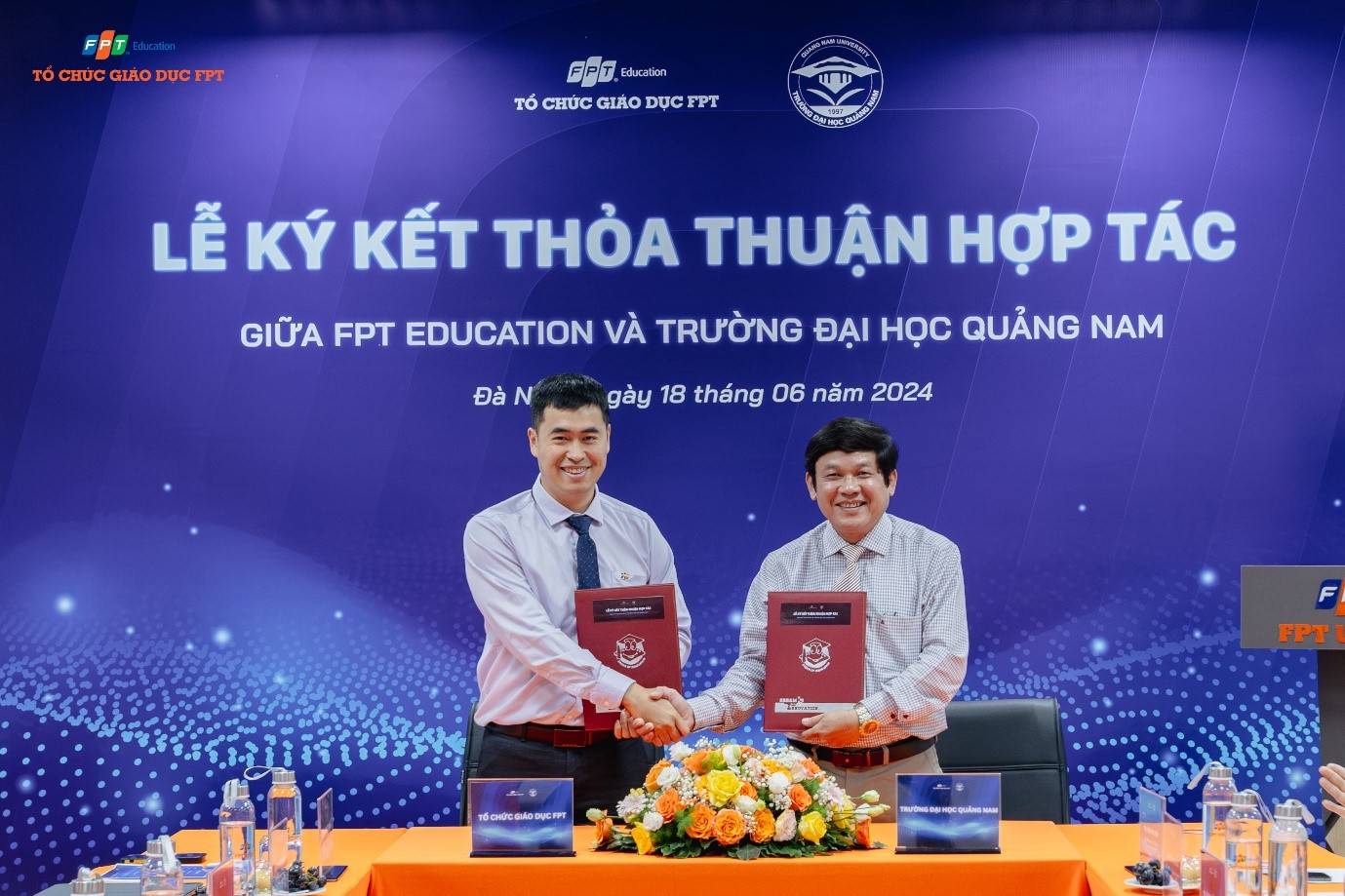 Lãnh đạo hai bên ký và trao đổi bản Thỏa thuận hợp tác, đánh dấu mối quan hệ chính thức giữa hai bên.