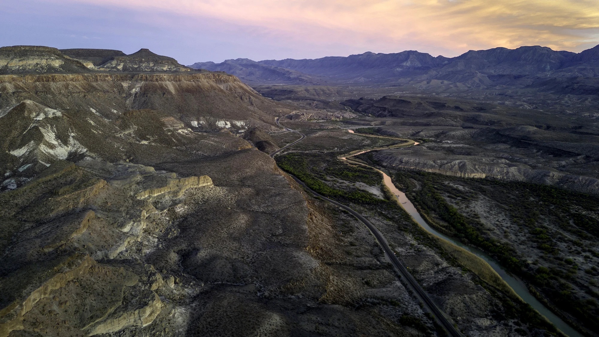 Sông Rio Grande tạo thành biên giới Mỹ-Mexico tại Công viên bang Big Bend Ranch gần Presidio, Texas. Ảnh: Getty Images	