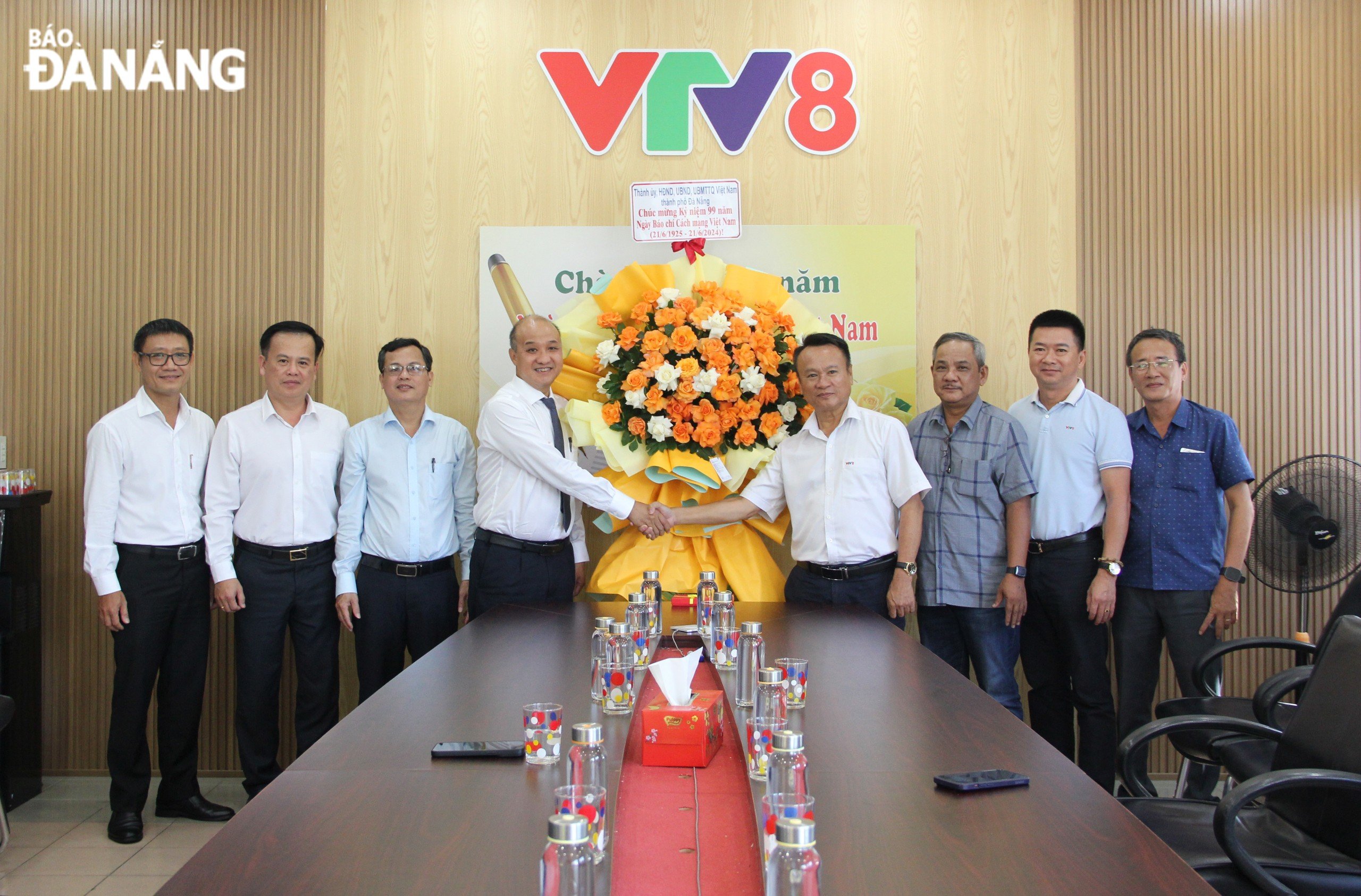 Phó Chủ tịch UBND thành phố Lê Quang Nam (thứ 4, bên trái sang) đến thăm, chúc mừng Trung tâm Truyền hình Việt Nam khu vực miền Trung – Tây Nguyên (VTV8). Ảnh: X.HẬU