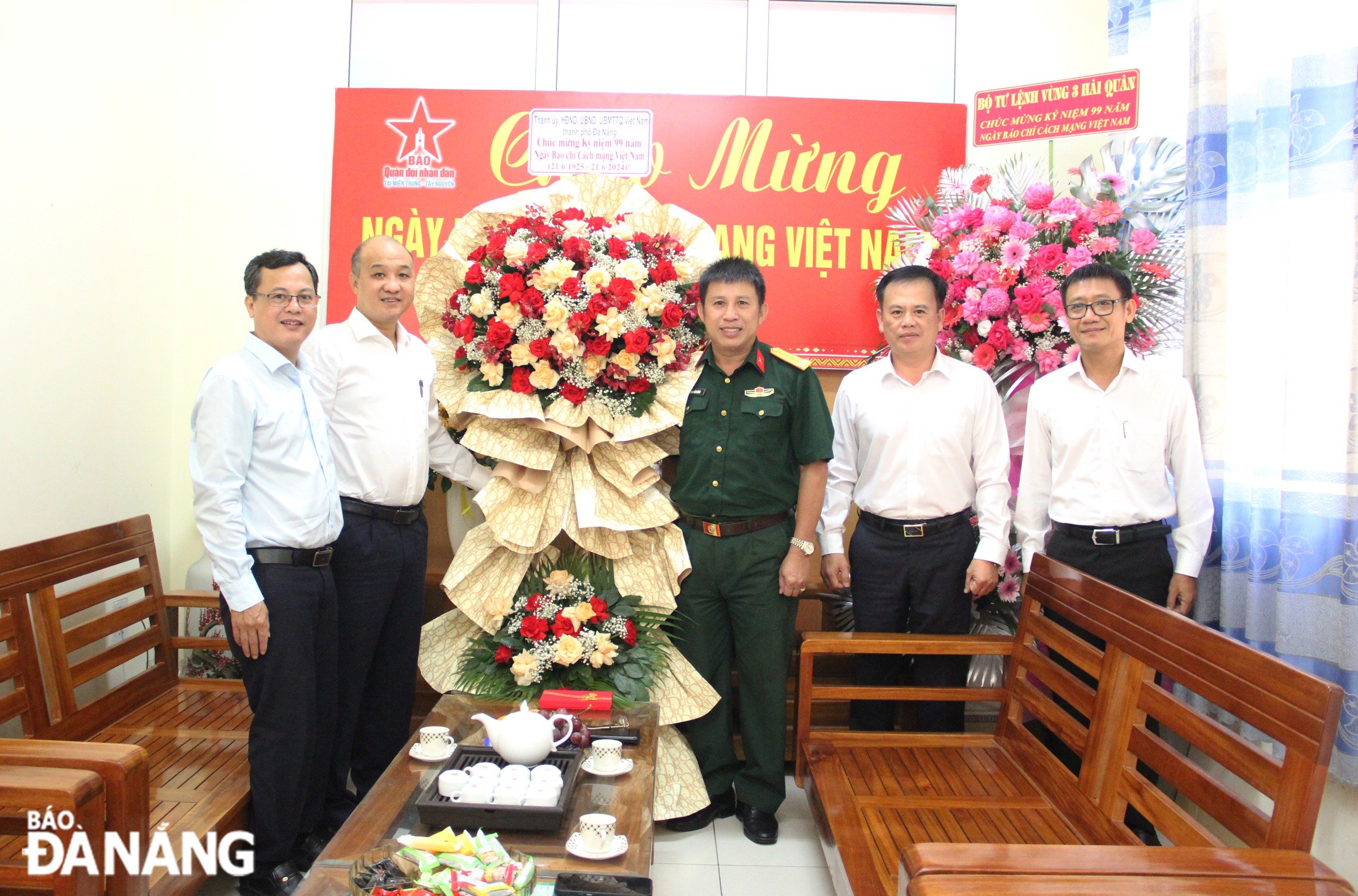 Phó Chủ tịch UBND thành phố Lê Quang Nam (thứ 2, bên trái sang) đến thăm, chúc mừng Ban đại diện Báo Quân đội Nhân dân tại miền Trung - Tây Nguyên. Ảnh: X.HẬU