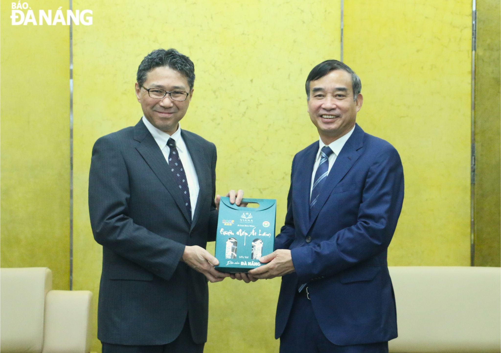 Chủ tịch UBND thành phố Lê Trung Chinh (bên phải) tặng quà lưu niệm đến Tổng Lãnh sự Nhật Bản tại Đà Nẵng Mori Takero. Ảnh: T.P