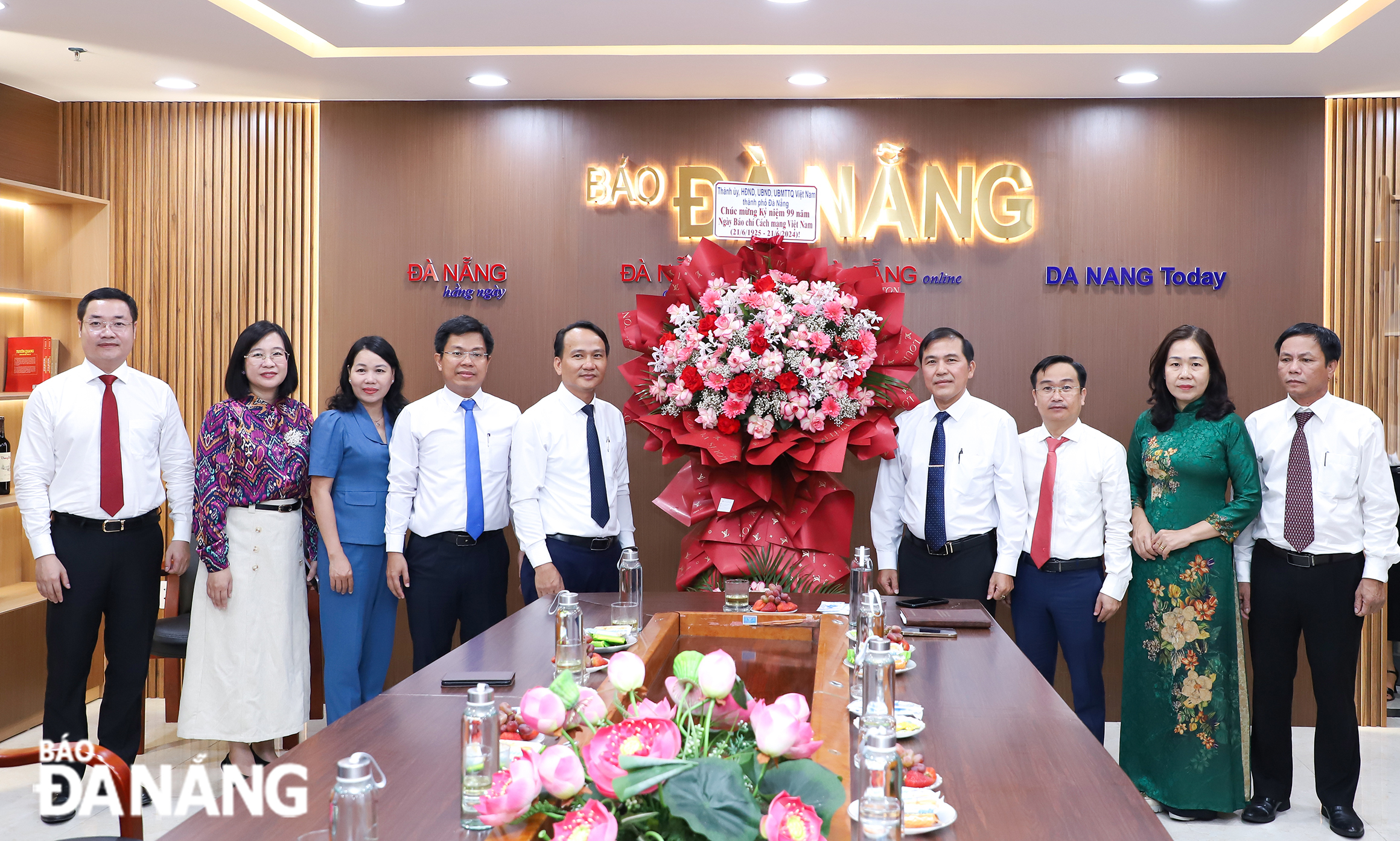 Phó Bí thư Thường trực Thành ủy Nguyễn Đình Vĩnh (thứ 5, bên trái sang) tặng hoa chúc mừng Báo Đà Nẵng. Ảnh: NGỌC PHÚ