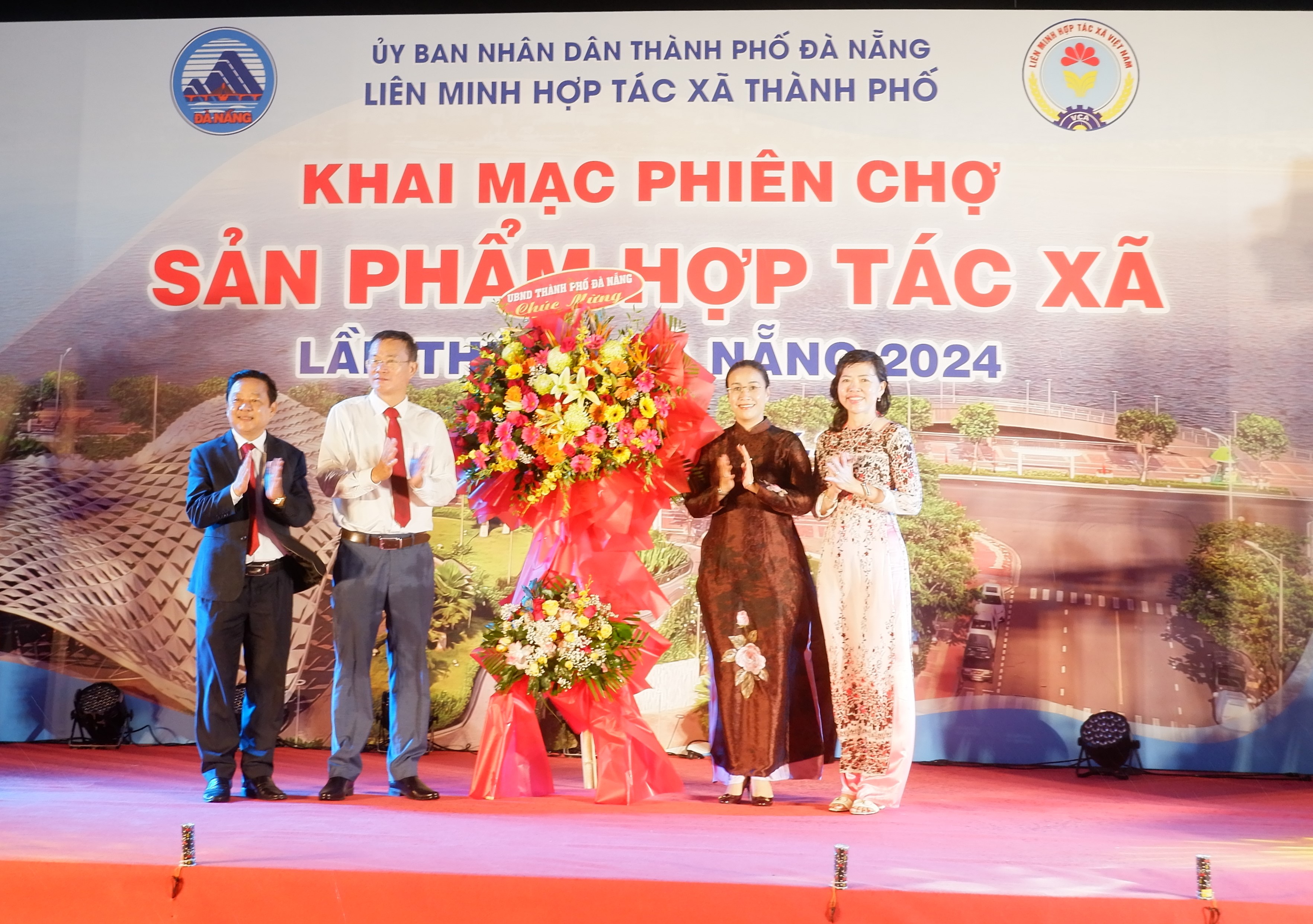 Phiên chợ cũng là dịp để hợp tác xã của các tỉnh, thành phố, trưng bày, giới thiệu, quảng bá thương hiệu, tiêu thụ sản phẩm.