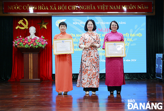Chủ tịch Hội Liên hiệp Phụ nữ thành phố Hoàng Thị Thu Hương (giữa) trao bằng khen của Trung ương Hội Liên hiệp Phụ nữ Việt Nam cho các cán bộ chuyên trách. Ảnh: X.D