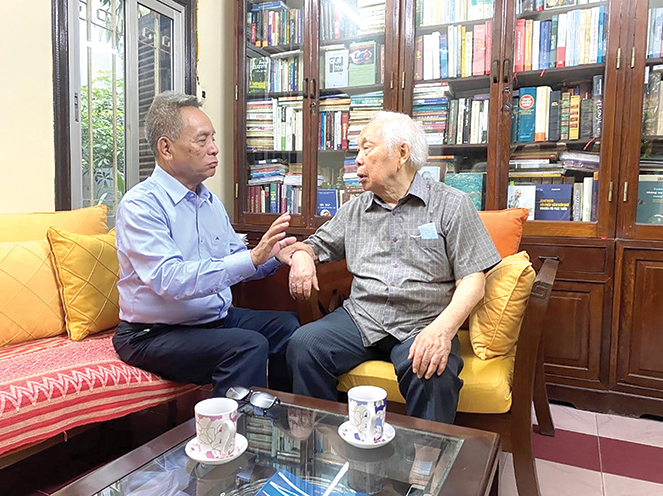 Tác giả bài viết (bên trái) gặp và phỏng vấn nhà báo, nhà văn lão thành Phan Quang tại thư phòng của ông trên phố Đặng Văn Ngữ, Hà Nội.